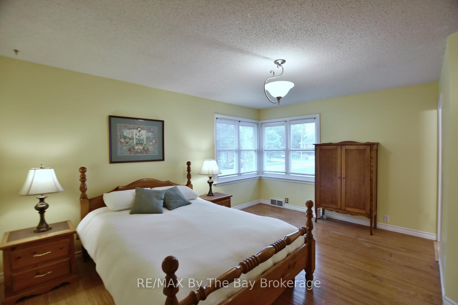 Photo 19 of 44 Peter Street, Springwater, Elmvale — HOMEH