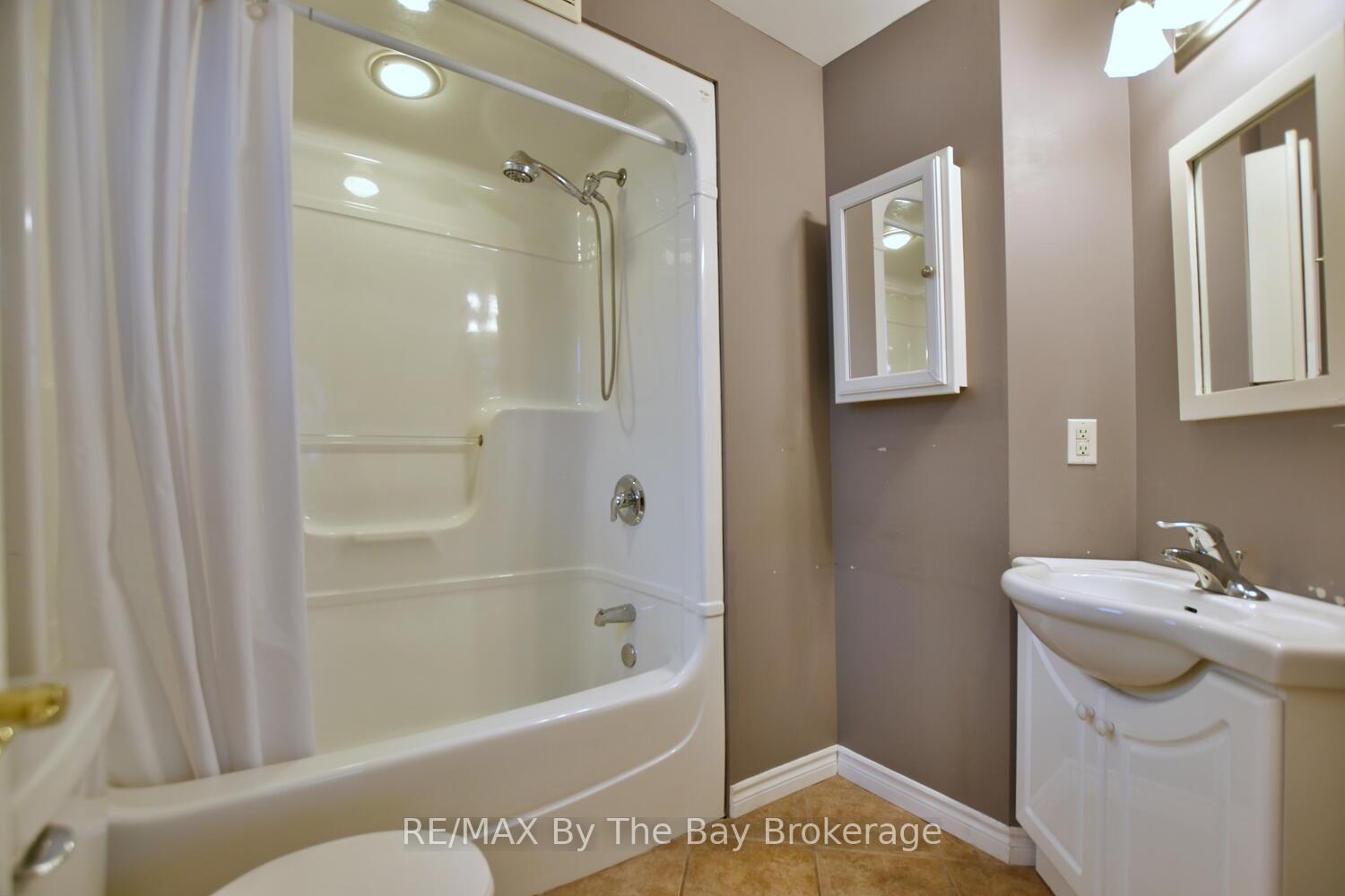 Photo 21 of 44 Peter Street, Springwater, Elmvale — HOMEH