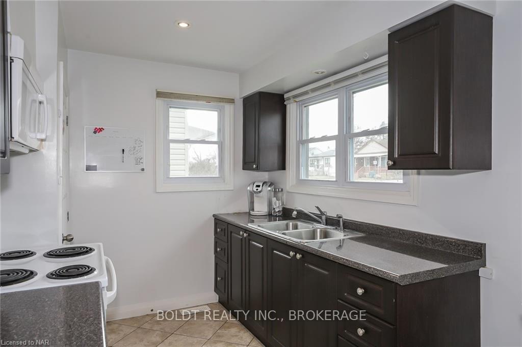 Photo 3 of 24 Prestwick Avenue, St. Catharines, Oakdale — HOMEH
