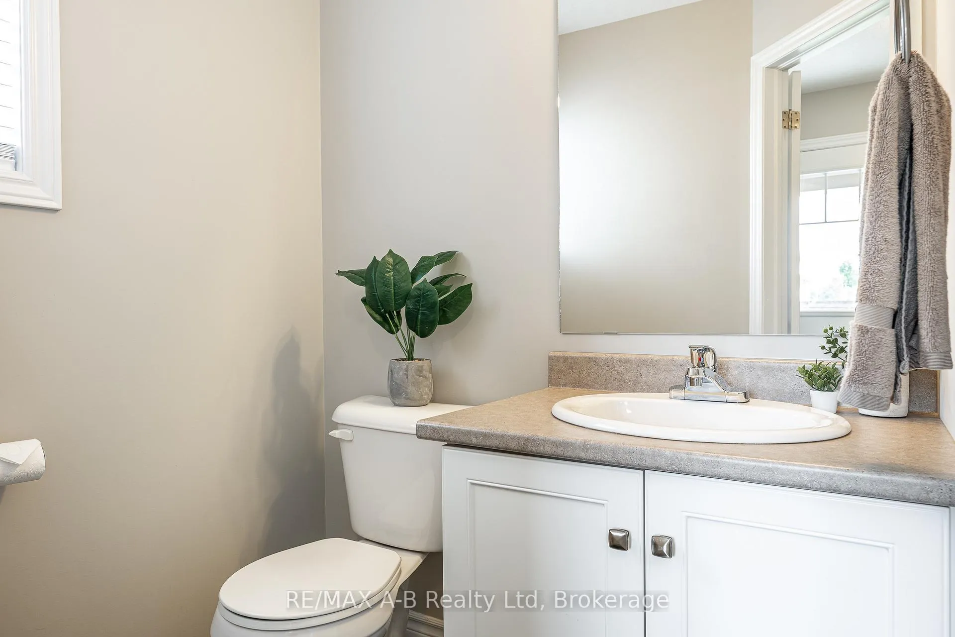Photo 8 of 500 Forman Avenue, Stratford — HOMEH