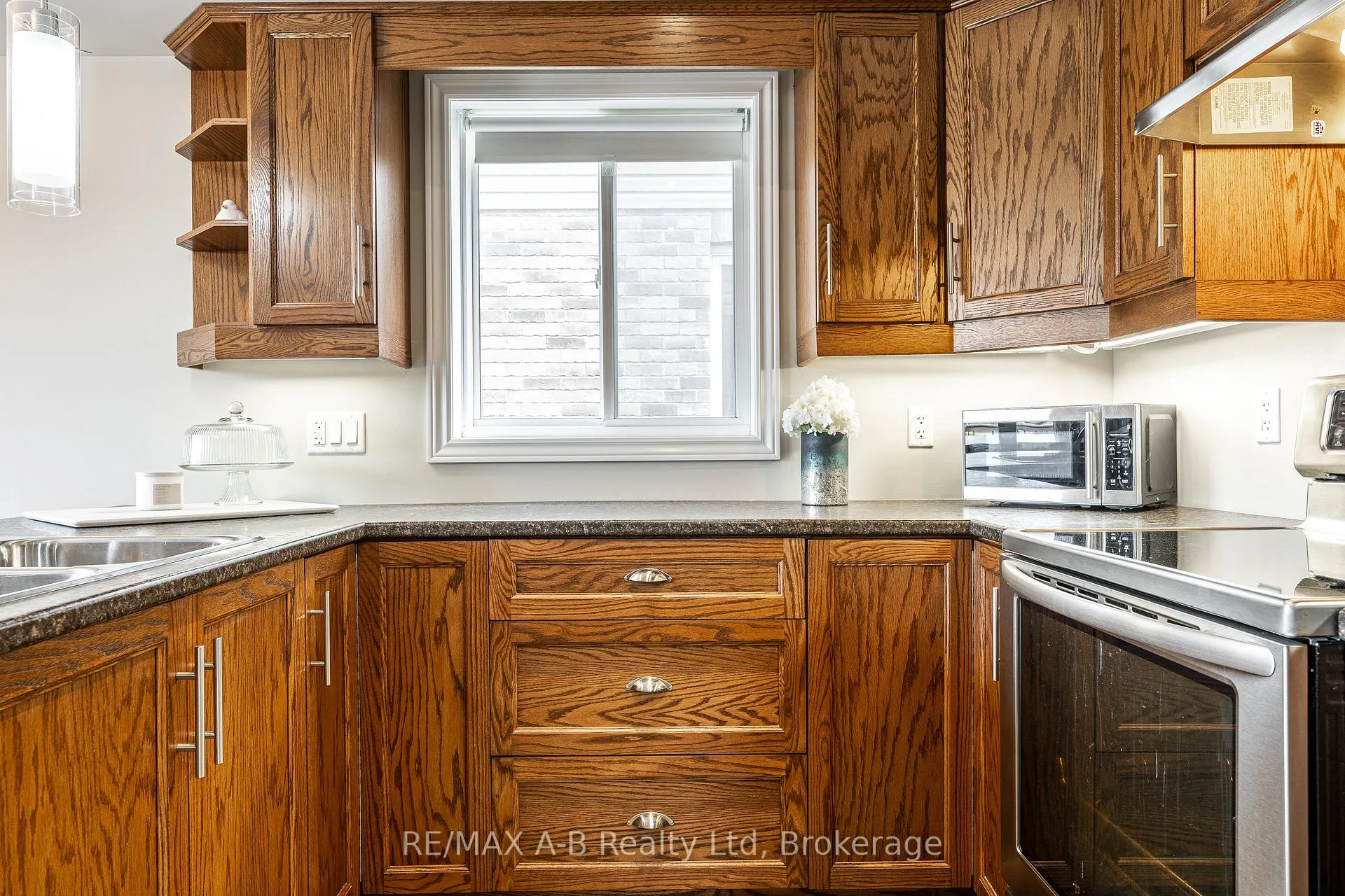 Photo 11 of 500 Forman Avenue, Stratford — HOMEH