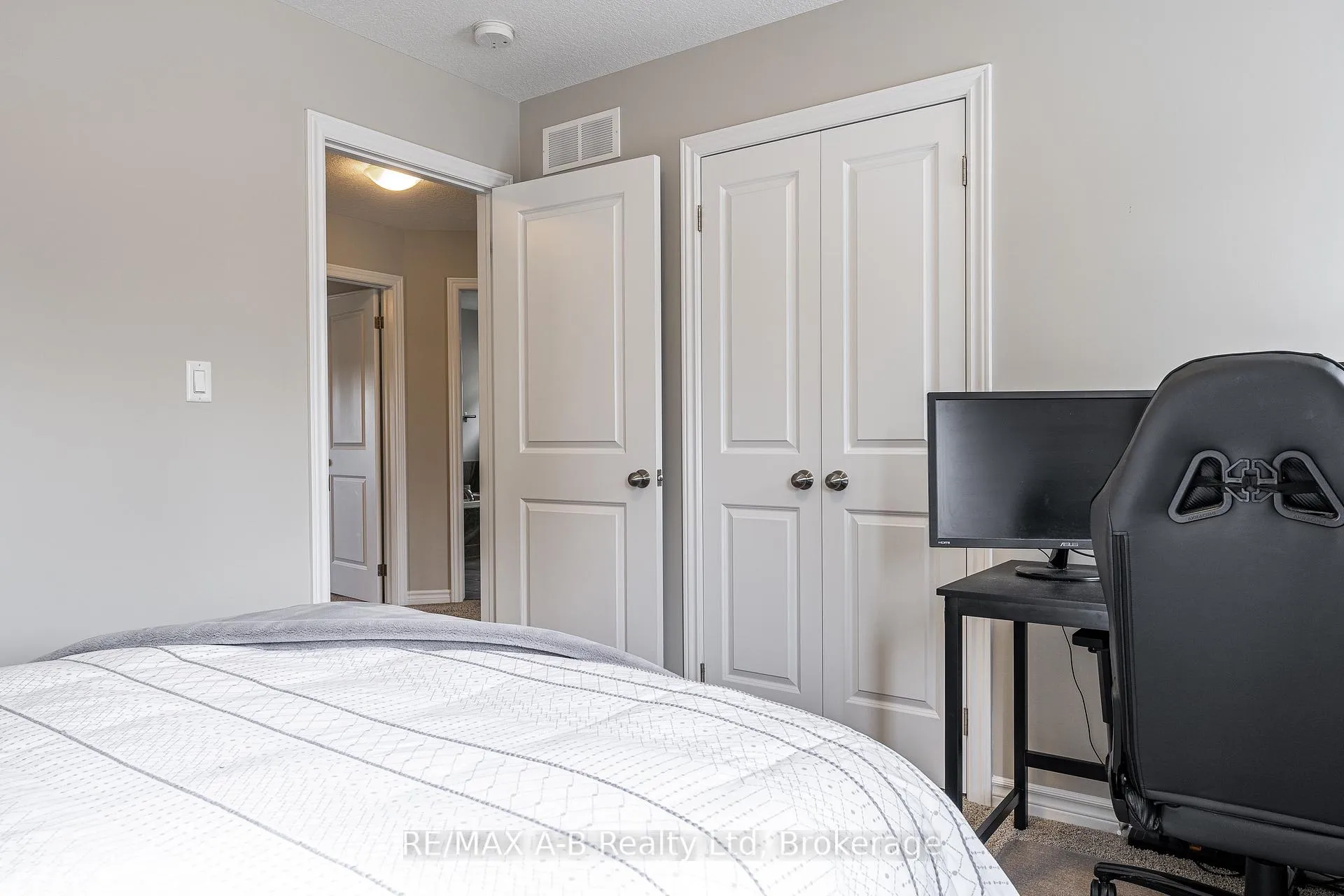 Photo 25 of 500 Forman Avenue, Stratford — HOMEH