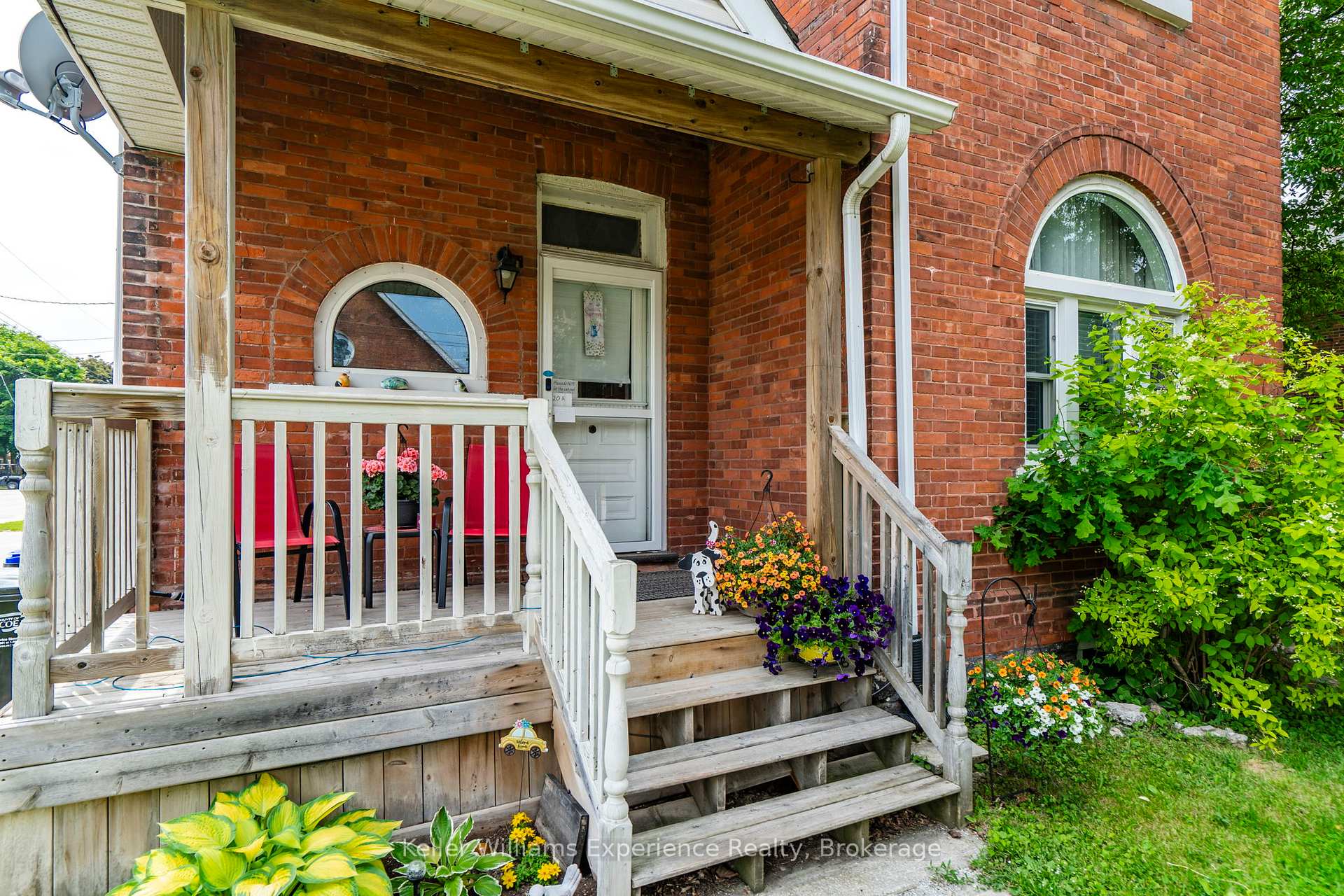 Photo 2 of 20 Yonge Street S, Springwater, Elmvale — HOMEH