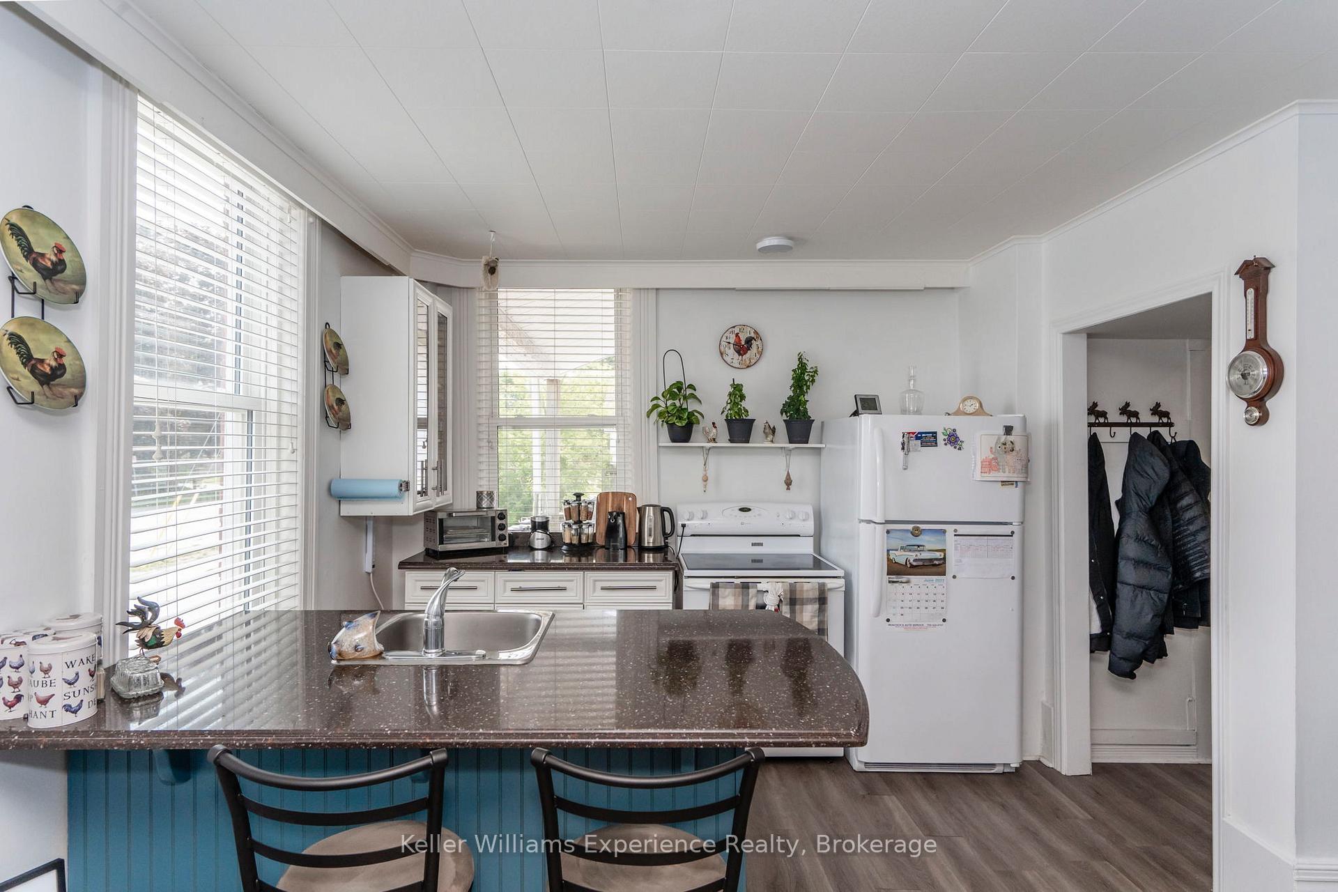 Photo 4 of 20 Yonge Street S, Springwater, Elmvale — HOMEH
