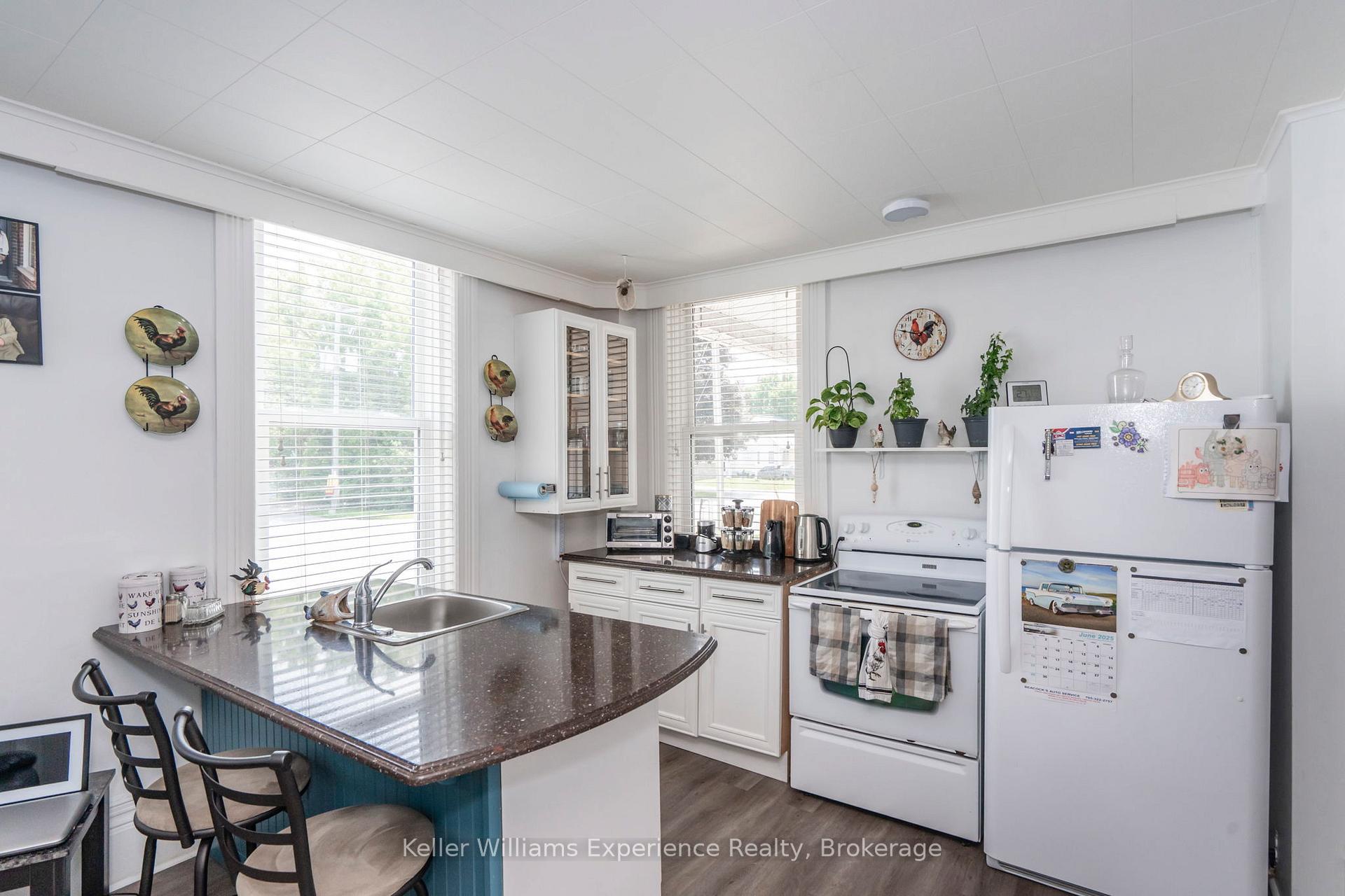Photo 5 of 20 Yonge Street S, Springwater, Elmvale — HOMEH