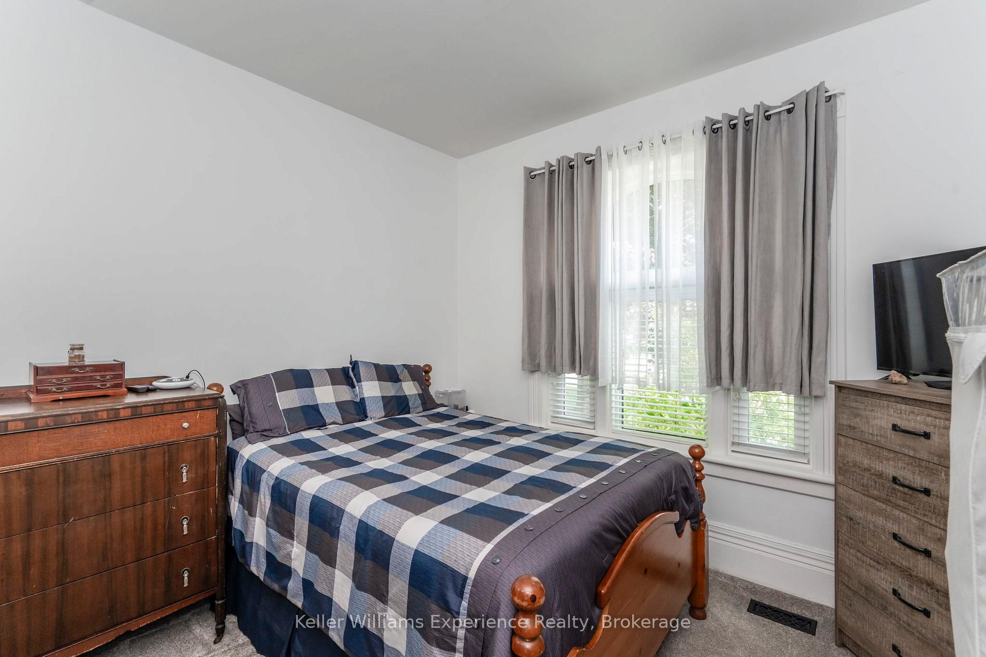 Photo 14 of 20 Yonge Street S, Springwater, Elmvale — HOMEH