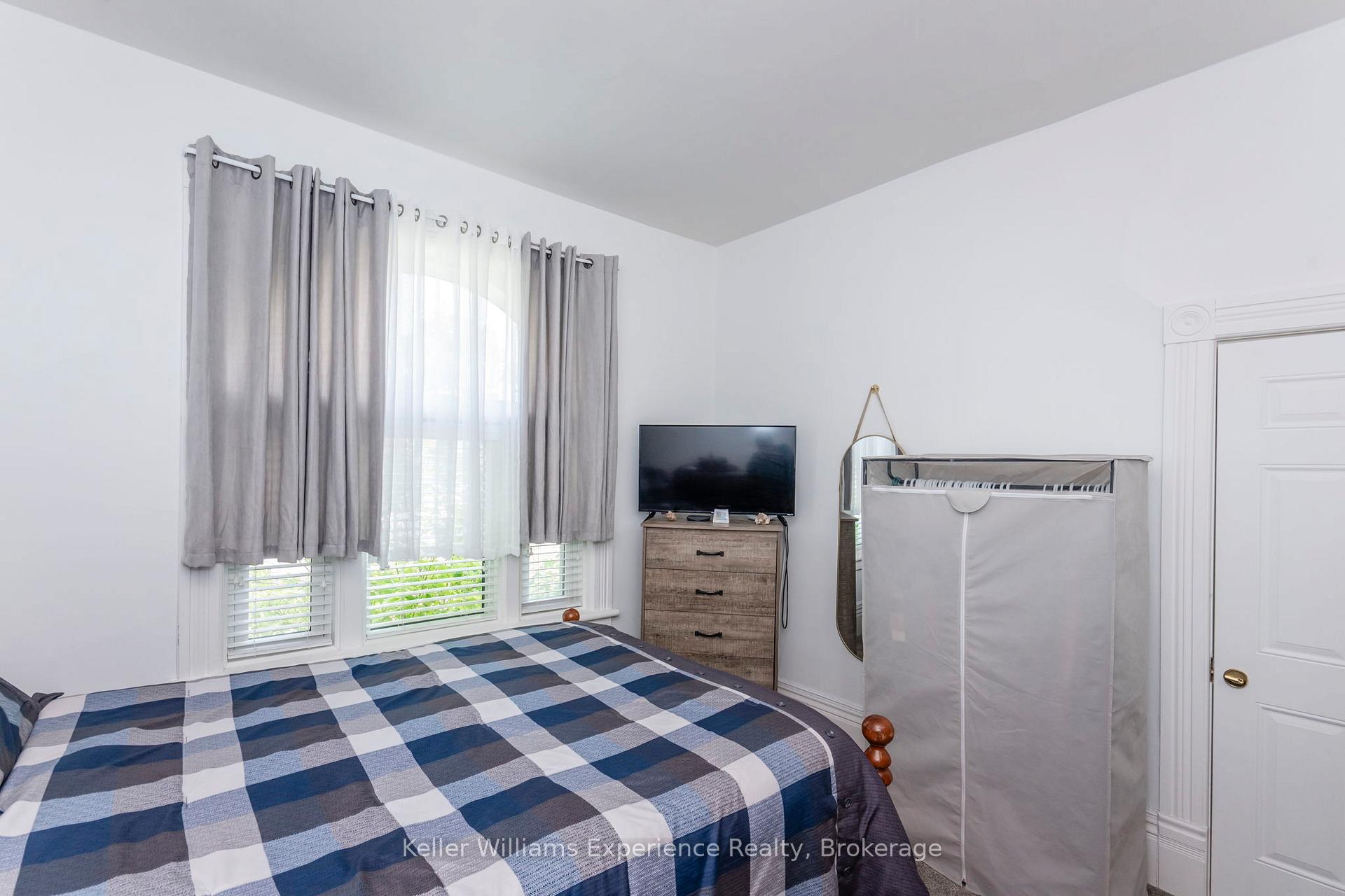 Photo 15 of 20 Yonge Street S, Springwater, Elmvale — HOMEH