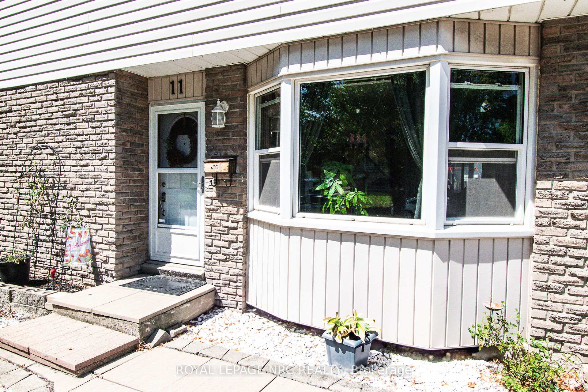 Photo 3 of 11 Exeter Drive, St. Catharines, Oakdale — HOMEH