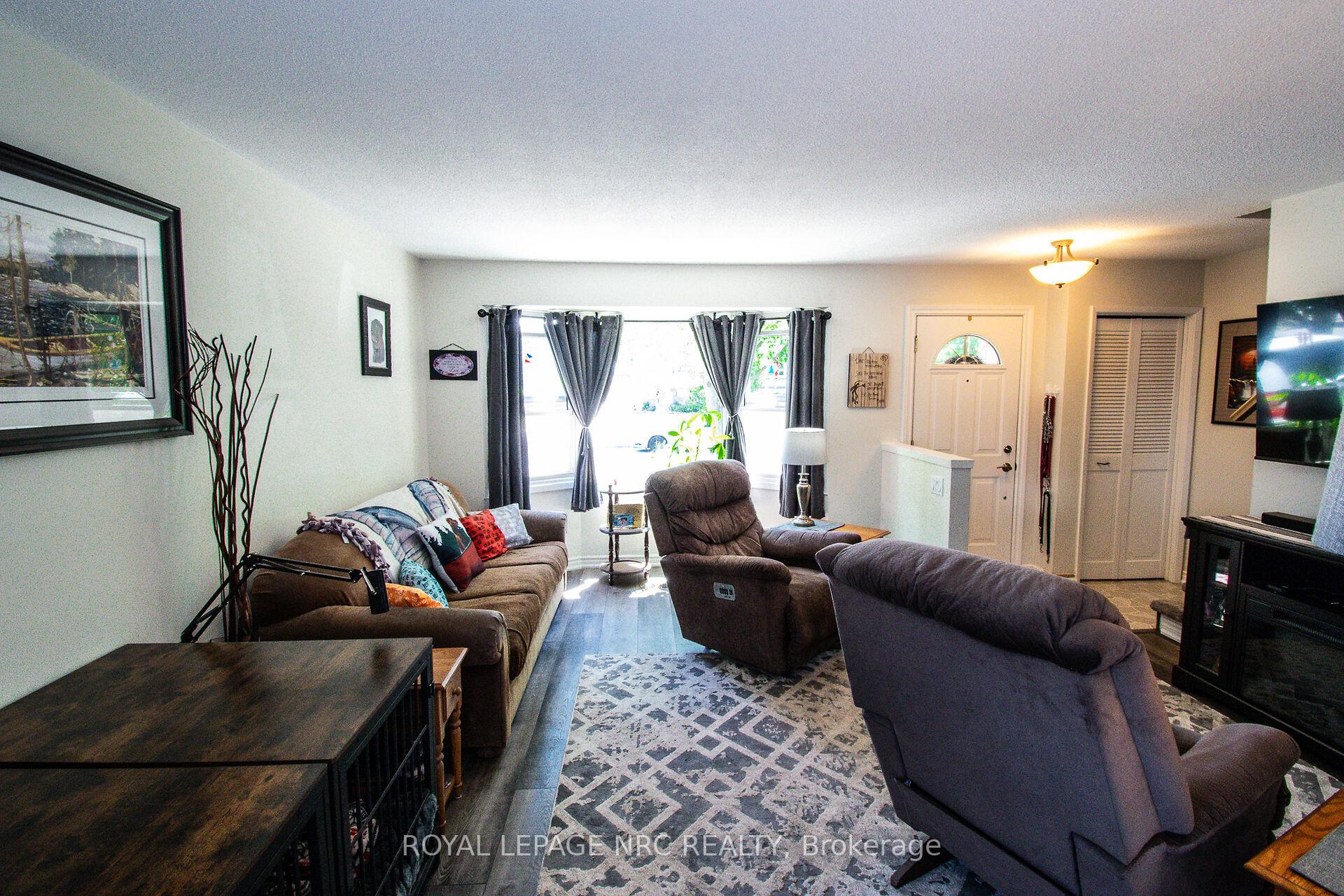 Photo 5 of 11 Exeter Drive, St. Catharines, Oakdale — HOMEH