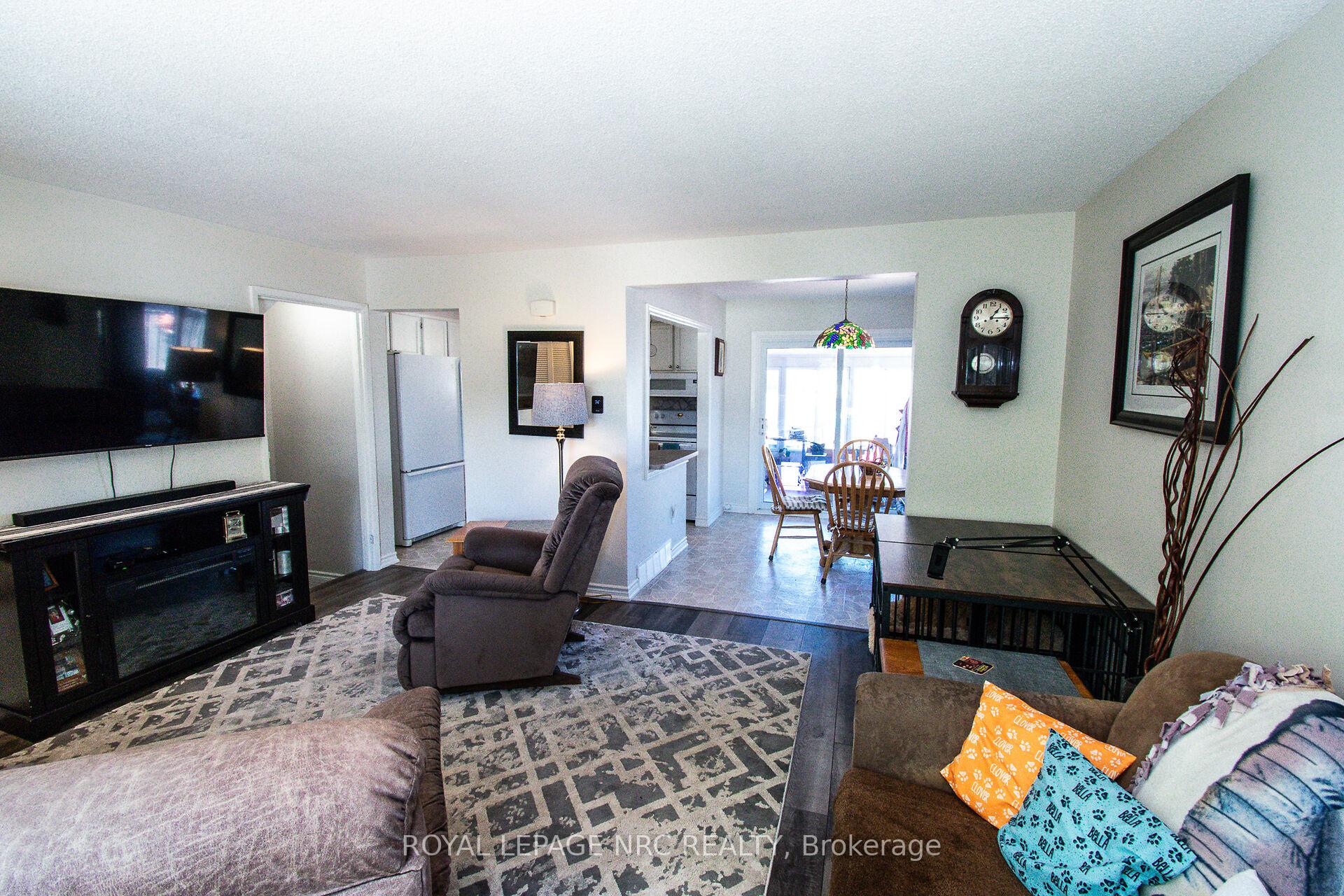 Photo 8 of 11 Exeter Drive, St. Catharines, Oakdale — HOMEH