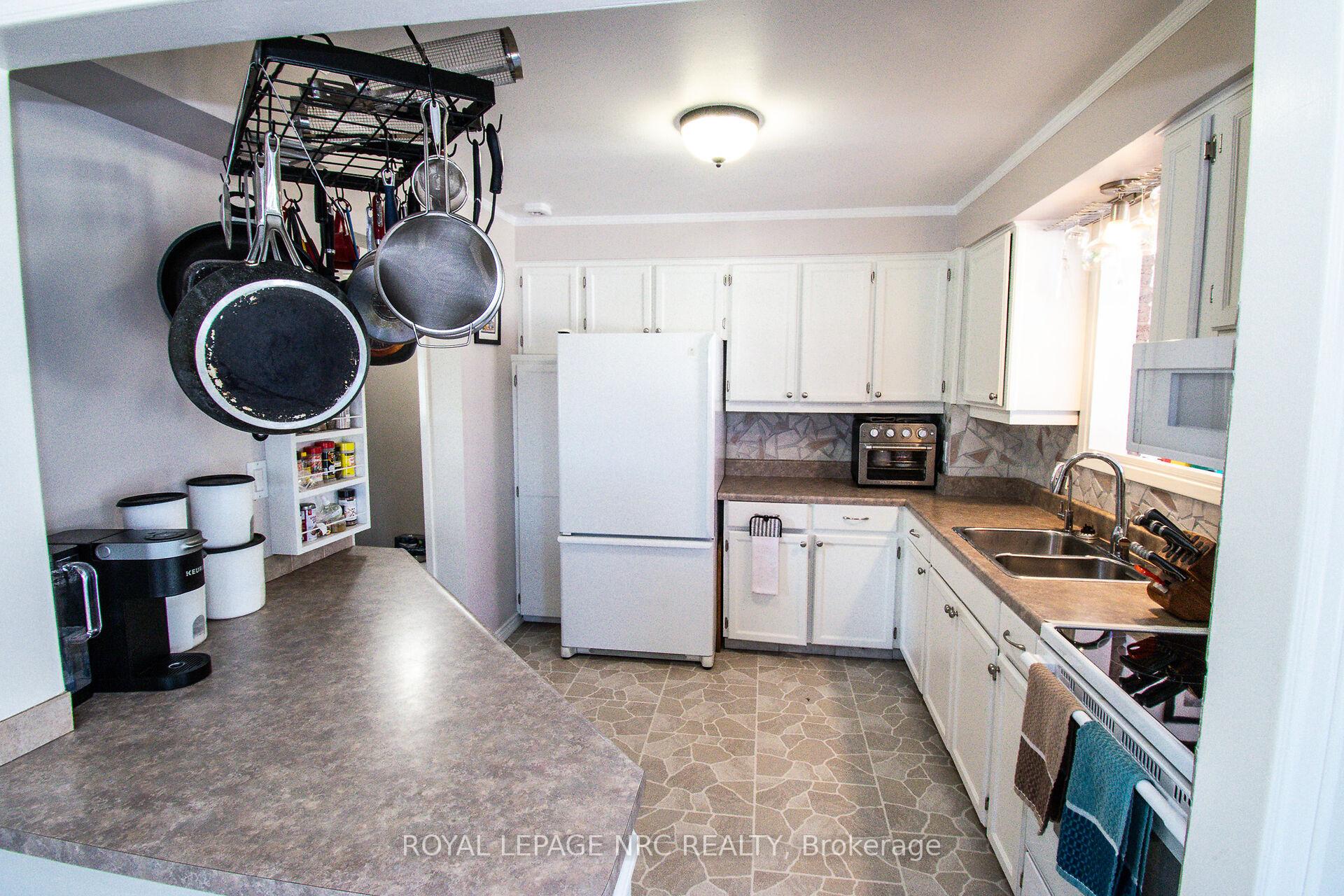 Photo 13 of 11 Exeter Drive, St. Catharines, Oakdale — HOMEH