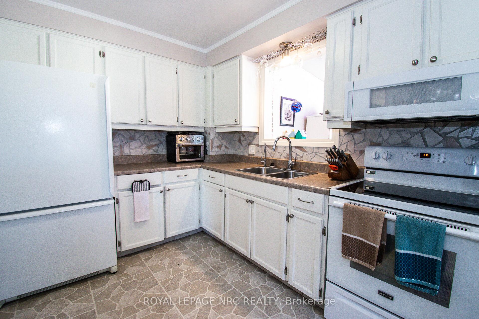 Photo 15 of 11 Exeter Drive, St. Catharines, Oakdale — HOMEH