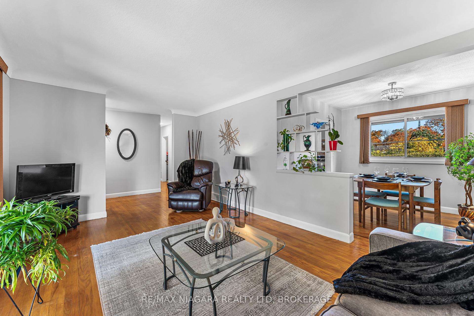 Photo 8 of 448 Bunting Road, St. Catharines, Carlton/Bunting — HOMEH