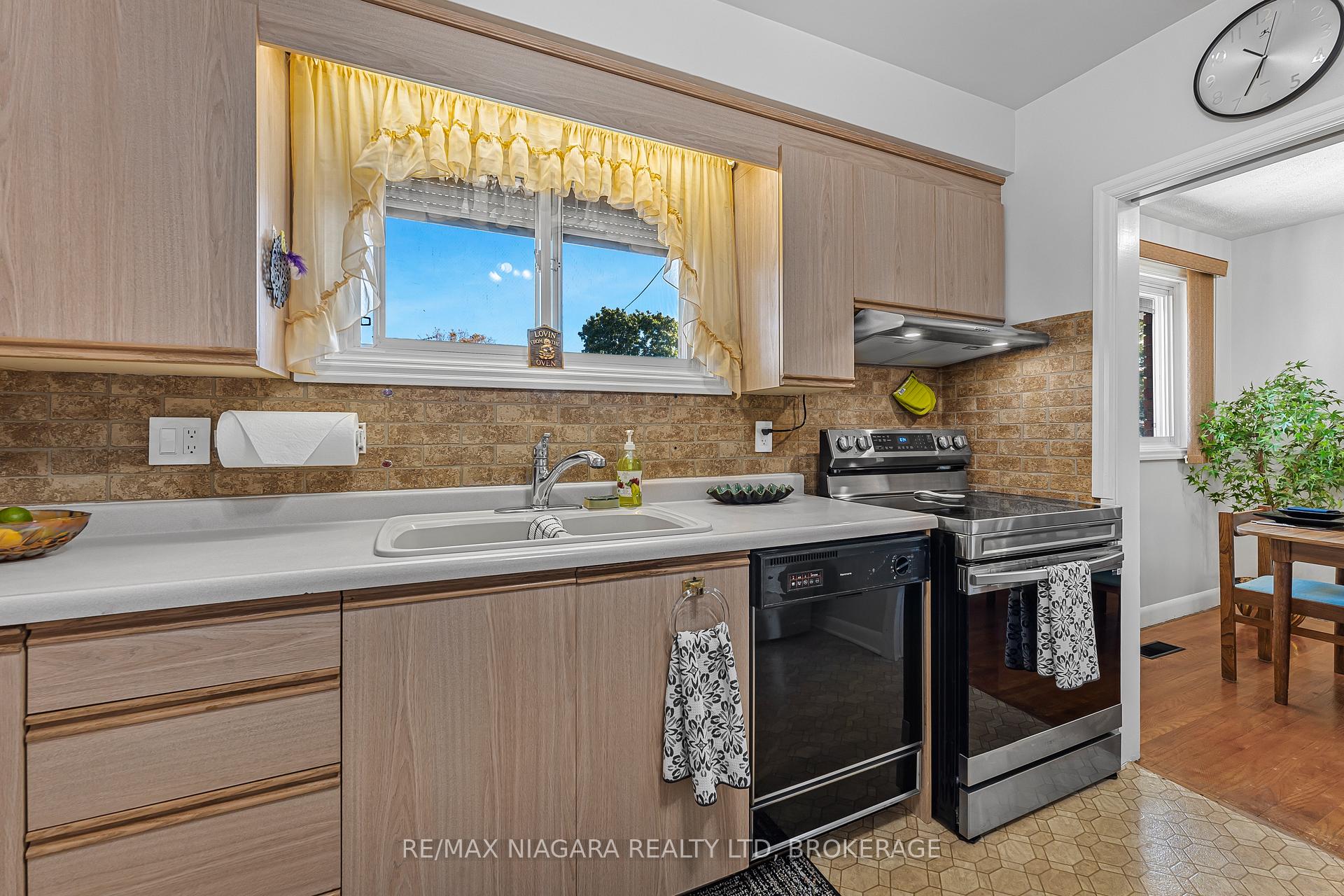 Photo 14 of 448 Bunting Road, St. Catharines, Carlton/Bunting — HOMEH