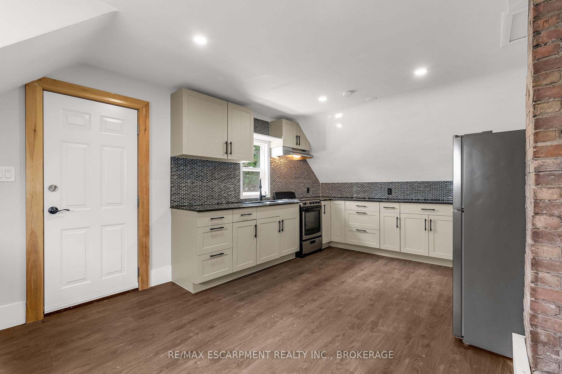 Photo 2 of Unit Upper, 26 Dacotah Street, St. Catharines, Downtown — HOMEH