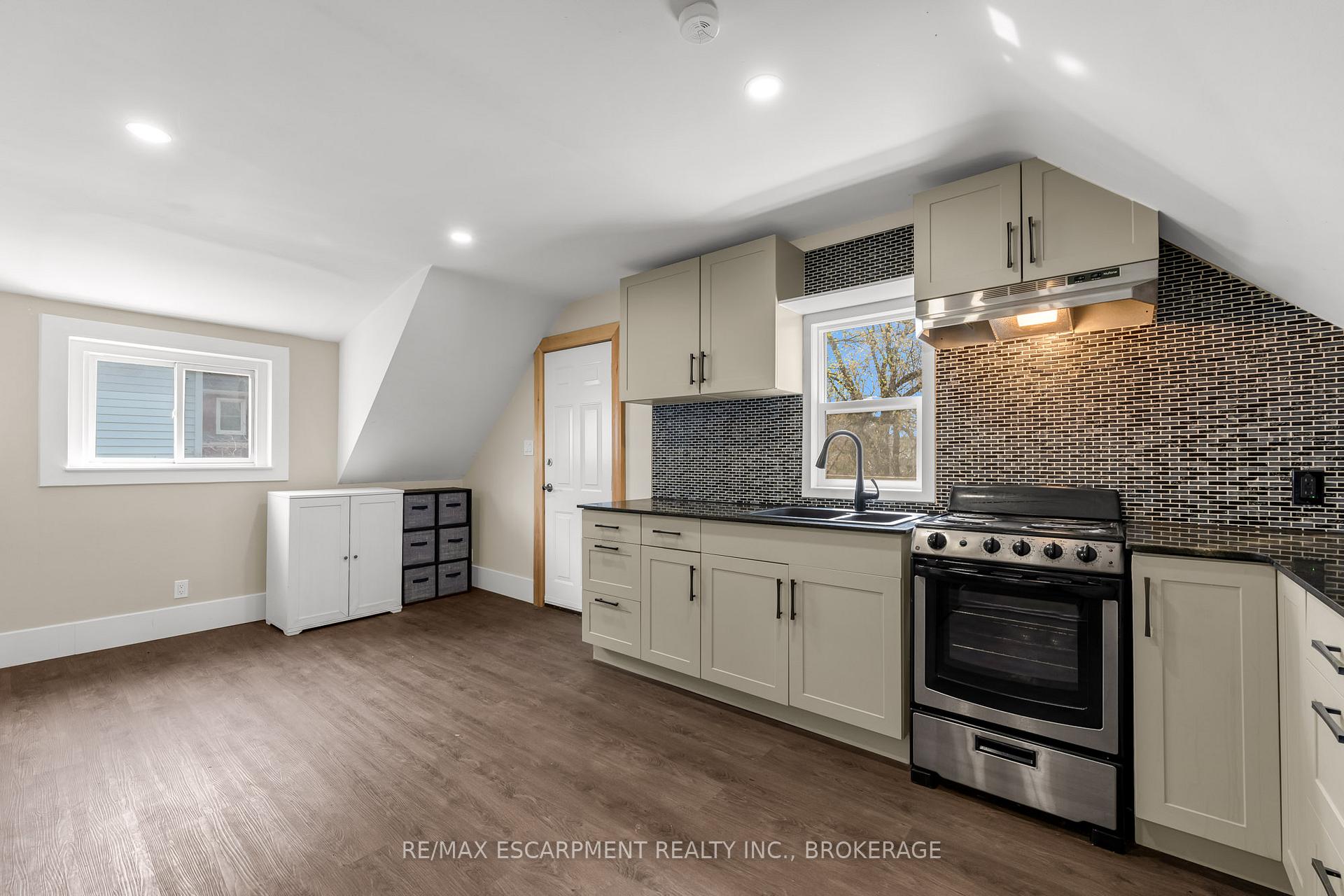 Photo 3 of Unit Upper, 26 Dacotah Street, St. Catharines, Downtown — HOMEH