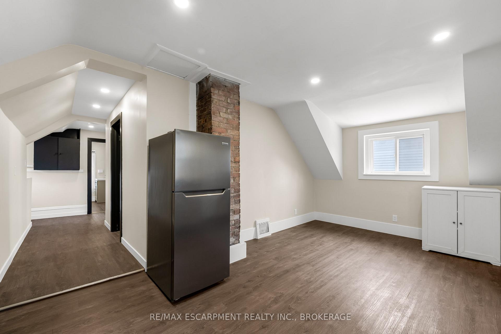 Photo 4 of Unit Upper, 26 Dacotah Street, St. Catharines, Downtown — HOMEH