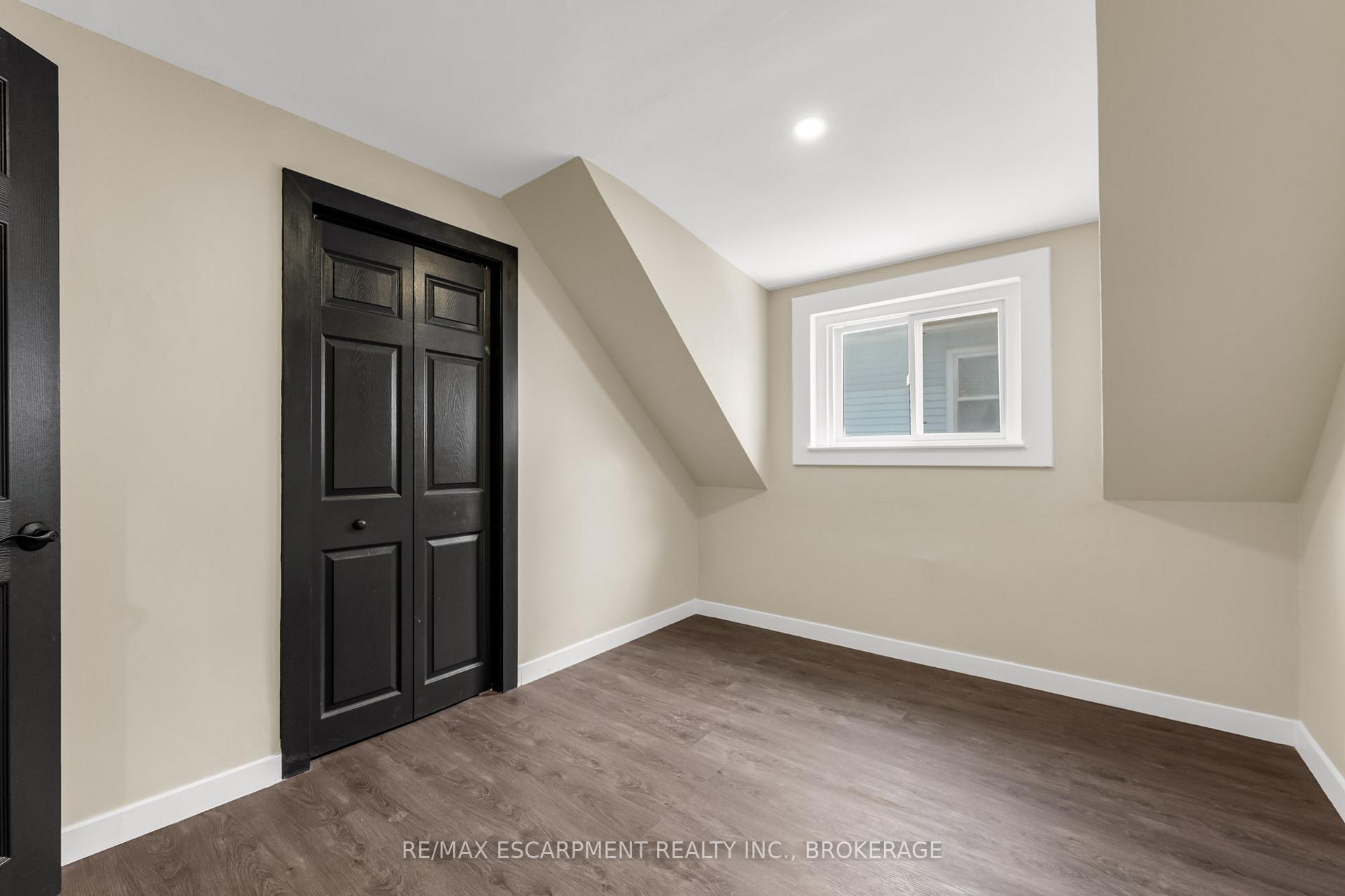 Photo 10 of Unit Upper, 26 Dacotah Street, St. Catharines, Downtown — HOMEH