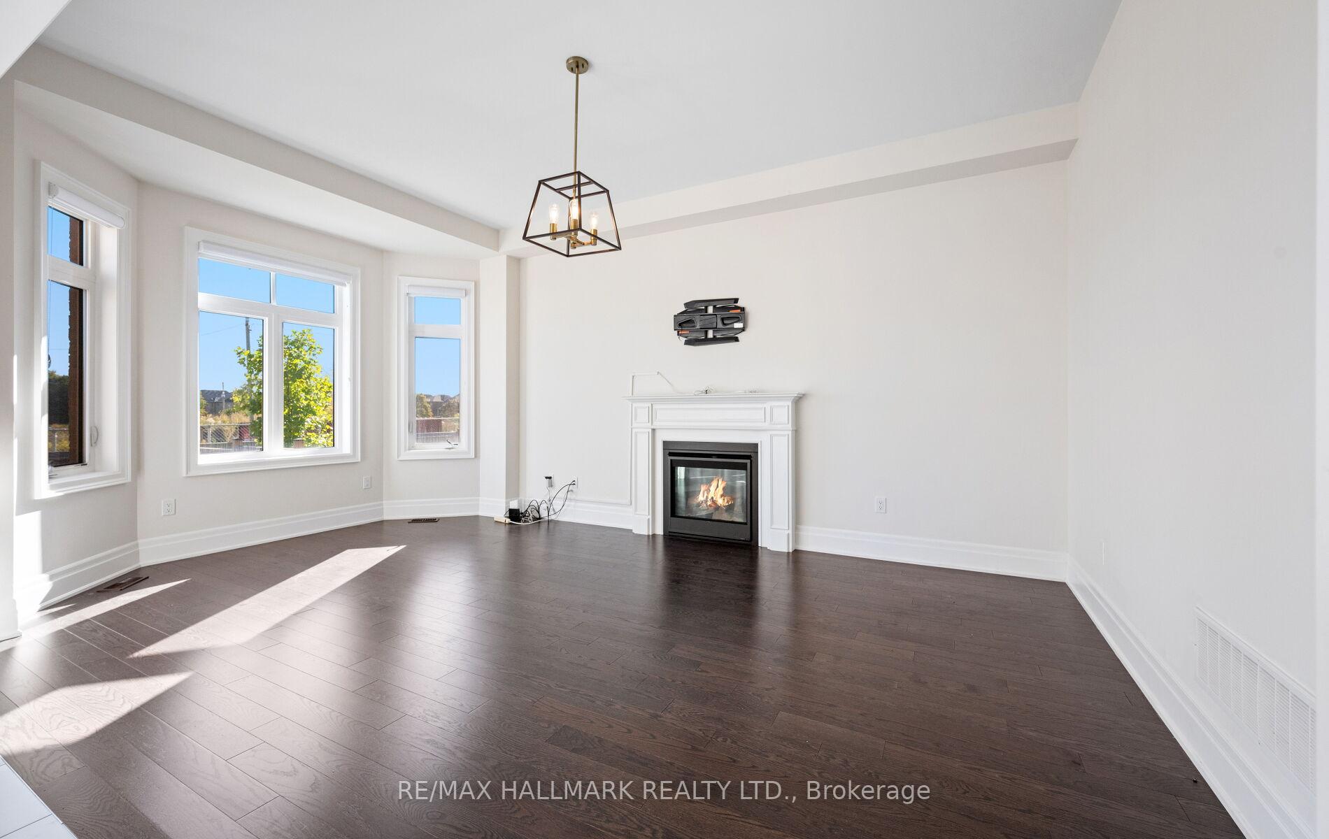 Photo 4 of 123 Bond Crescent, Richmond Hill, Oak Ridges — HOMEH