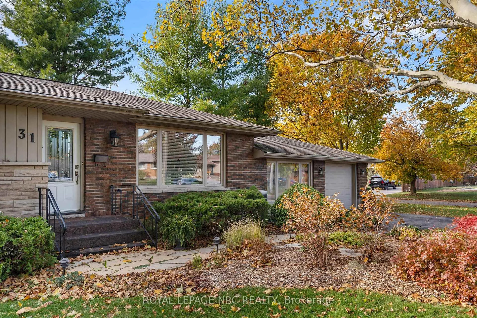 Photo 3 of 31 St Lawrence Drive, St. Catharines, Bunting/Linwell — HOMEH