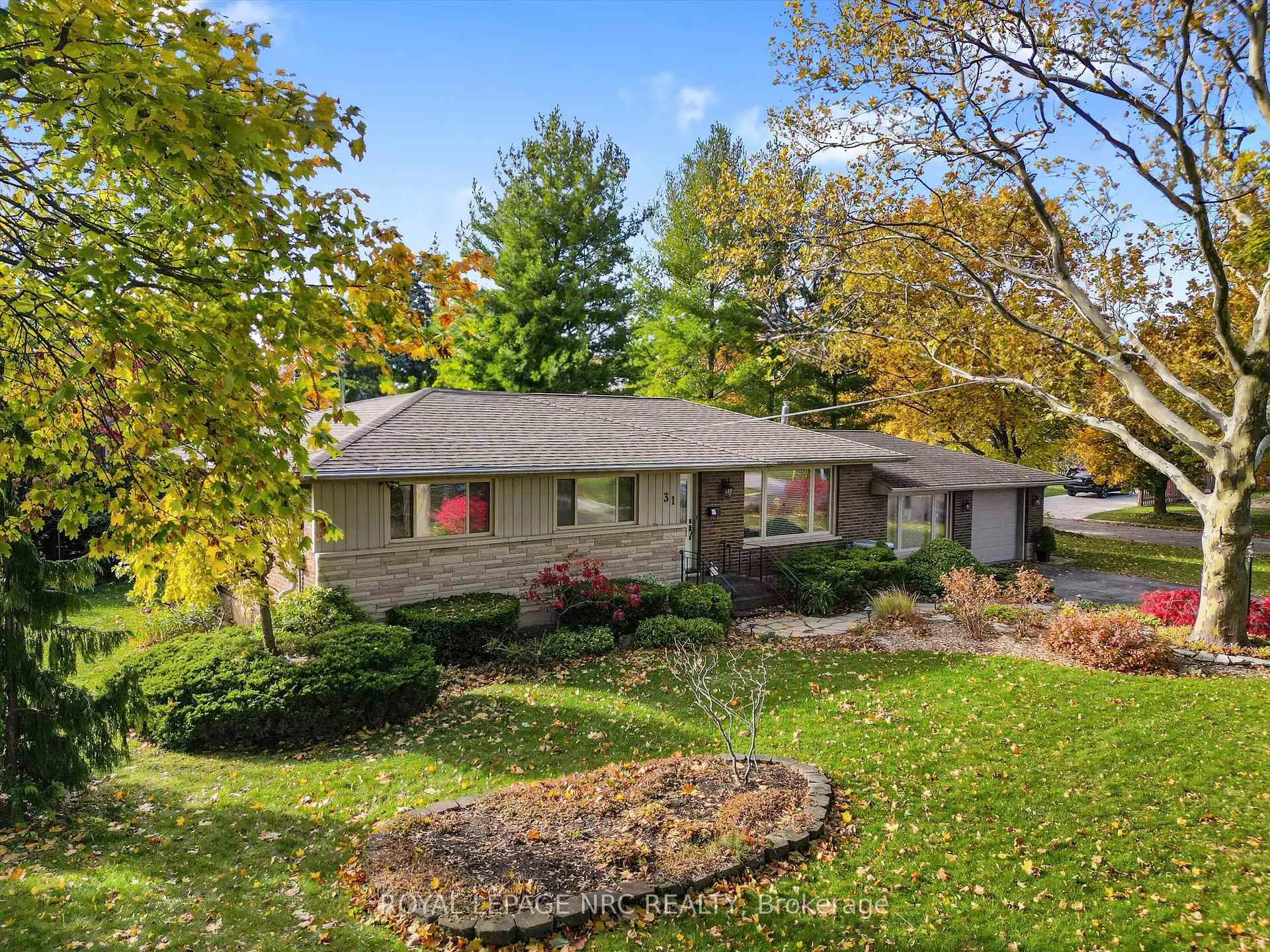 Photo 5 of 31 St Lawrence Drive, St. Catharines, Bunting/Linwell — HOMEH