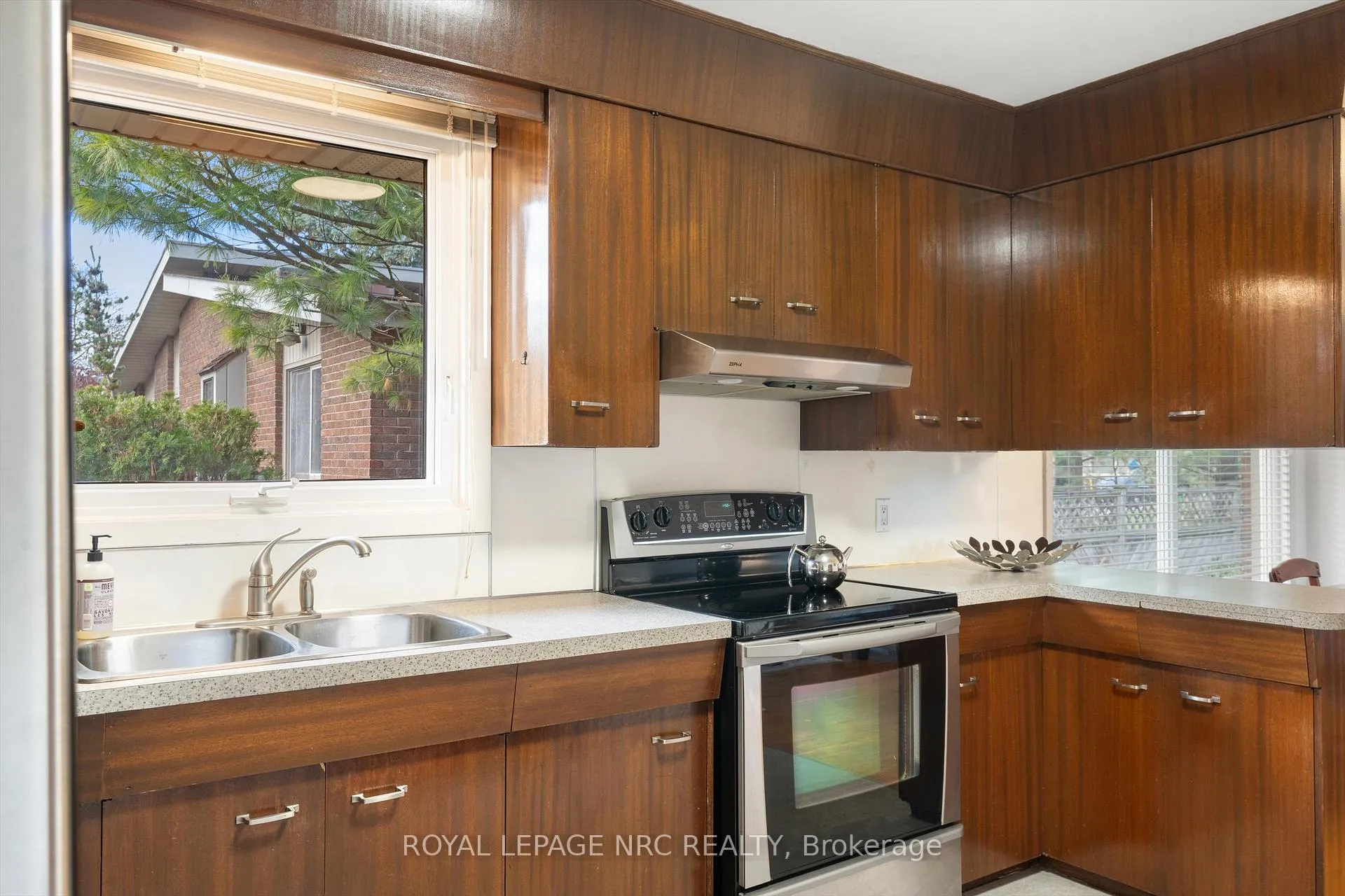 Photo 18 of 31 St Lawrence Drive, St. Catharines, Bunting/Linwell — HOMEH
