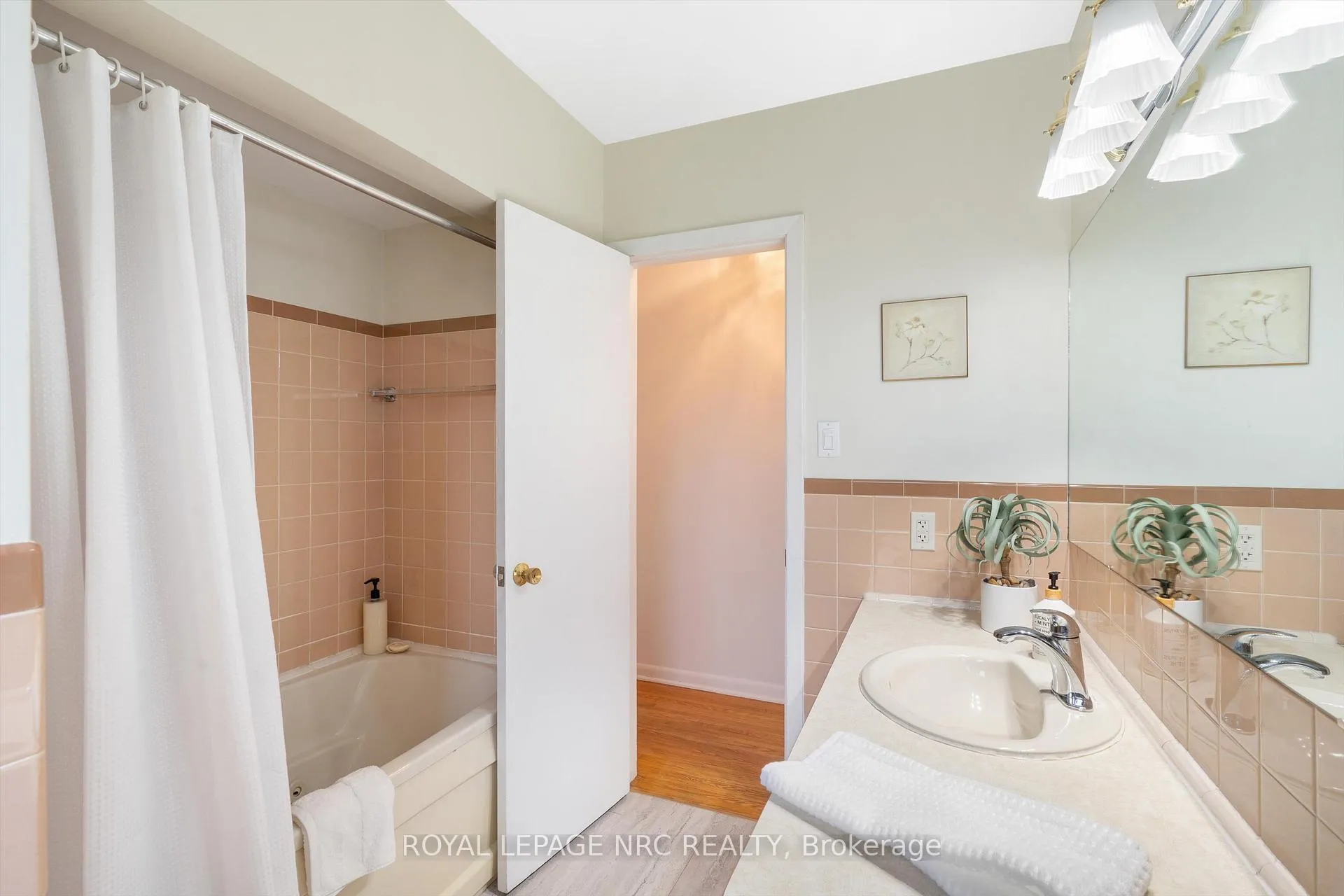 Photo 26 of 31 St Lawrence Drive, St. Catharines, Bunting/Linwell — HOMEH