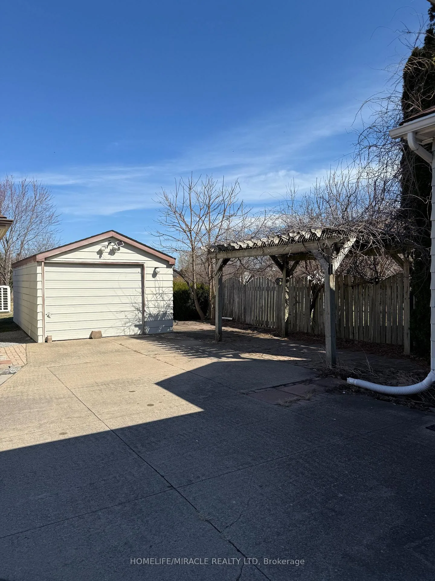 Photo 4 of 11 Garnet Street, St. Catharines, Facer — HOMEH