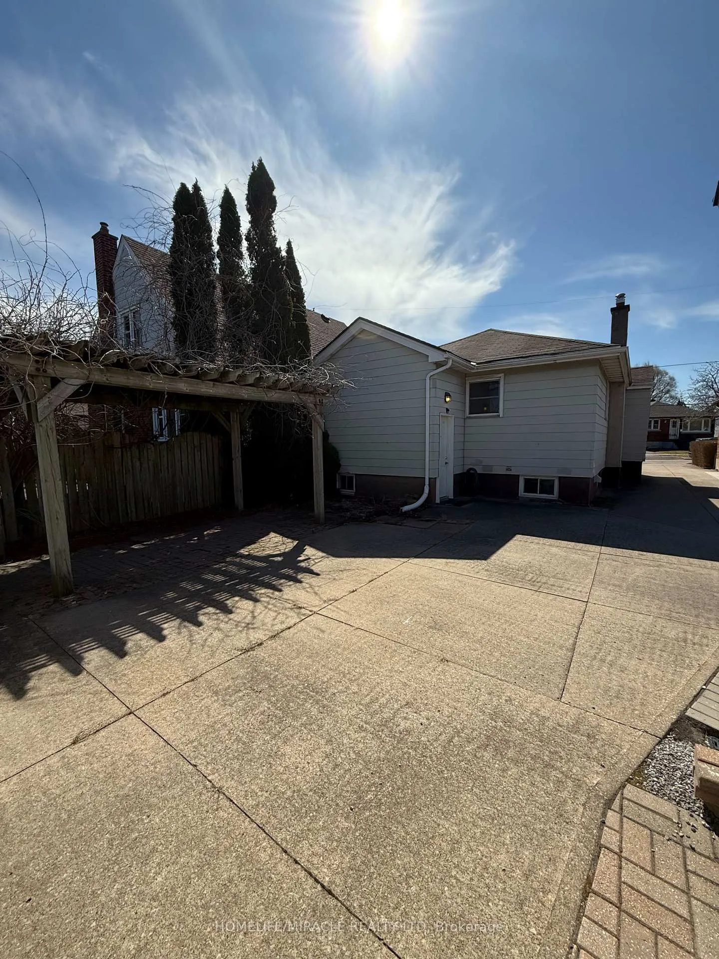 Photo 5 of 11 Garnet Street, St. Catharines, Facer — HOMEH