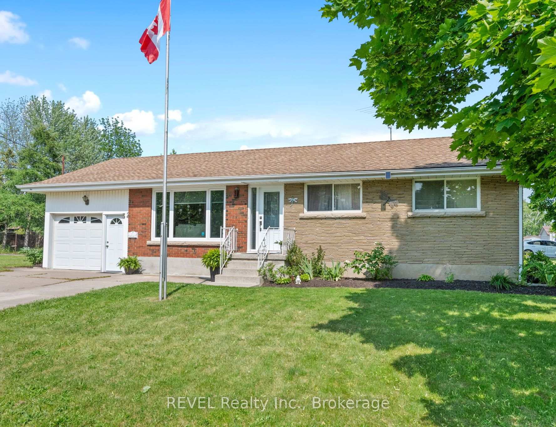 Front of 32 Hanson Drive N