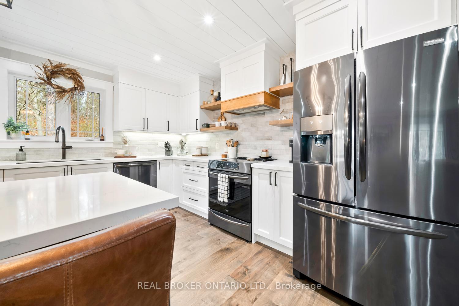 Photo 12 of 8 Crystalwood Lane, Springwater, Rural Springwater — HOMEH