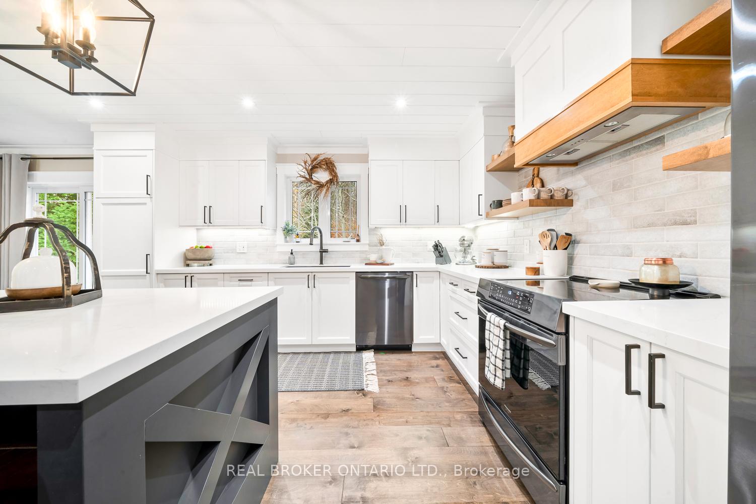 Photo 13 of 8 Crystalwood Lane, Springwater, Rural Springwater — HOMEH