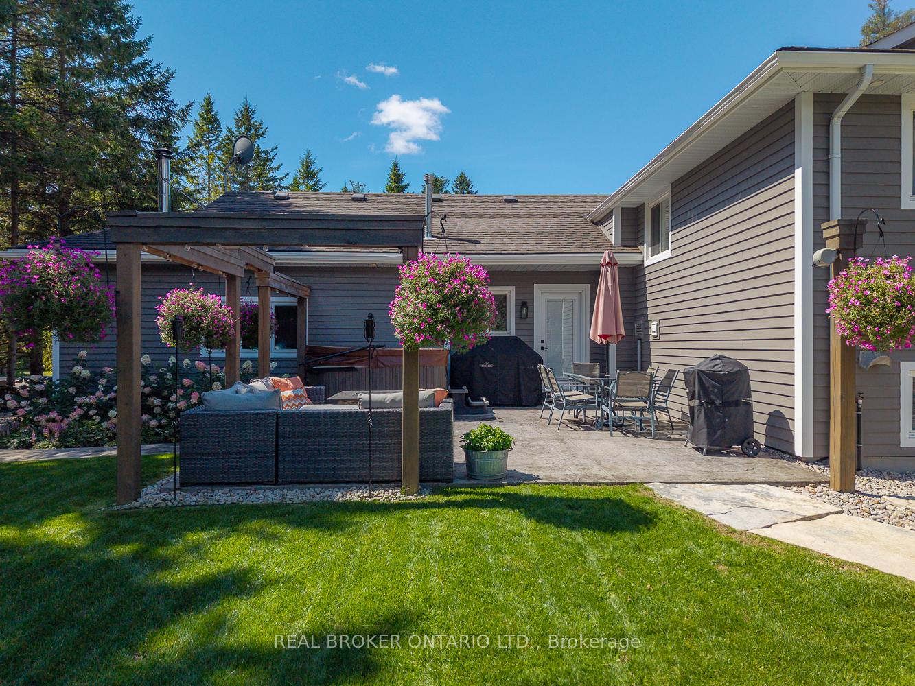 Photo 35 of 8 Crystalwood Lane, Springwater, Rural Springwater — HOMEH