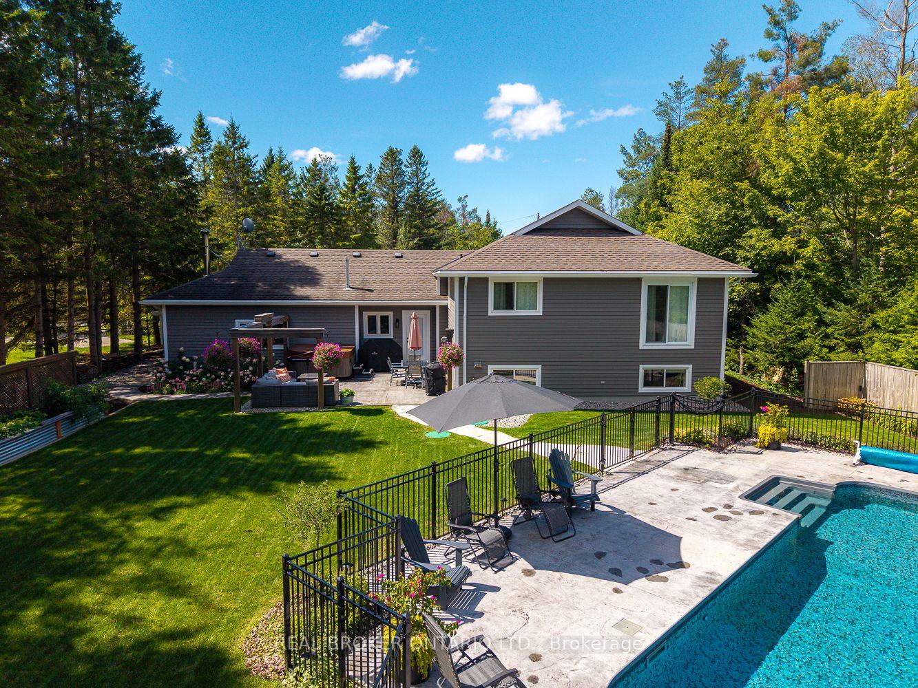Photo 37 of 8 Crystalwood Lane, Springwater, Rural Springwater — HOMEH