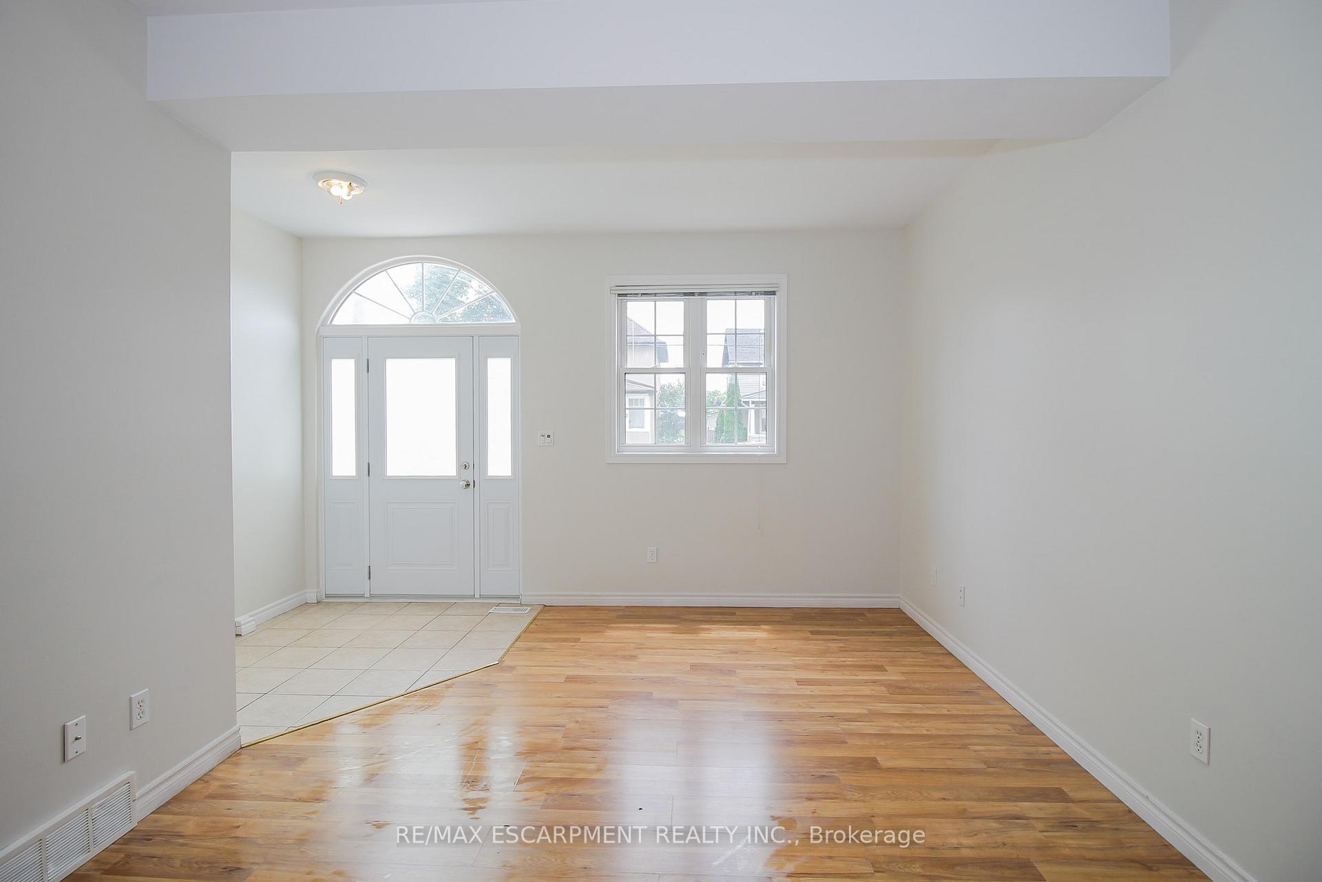 Photo 11 of 27B Walnut Street, St. Catharines, Secord Woods — HOMEH