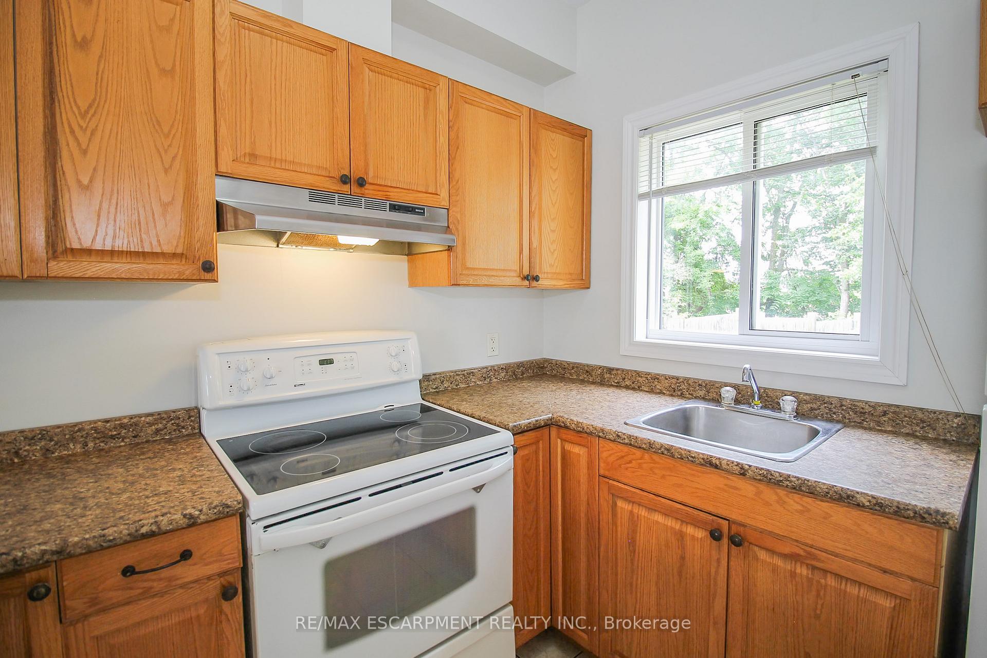Photo 21 of 27B Walnut Street, St. Catharines, Secord Woods — HOMEH