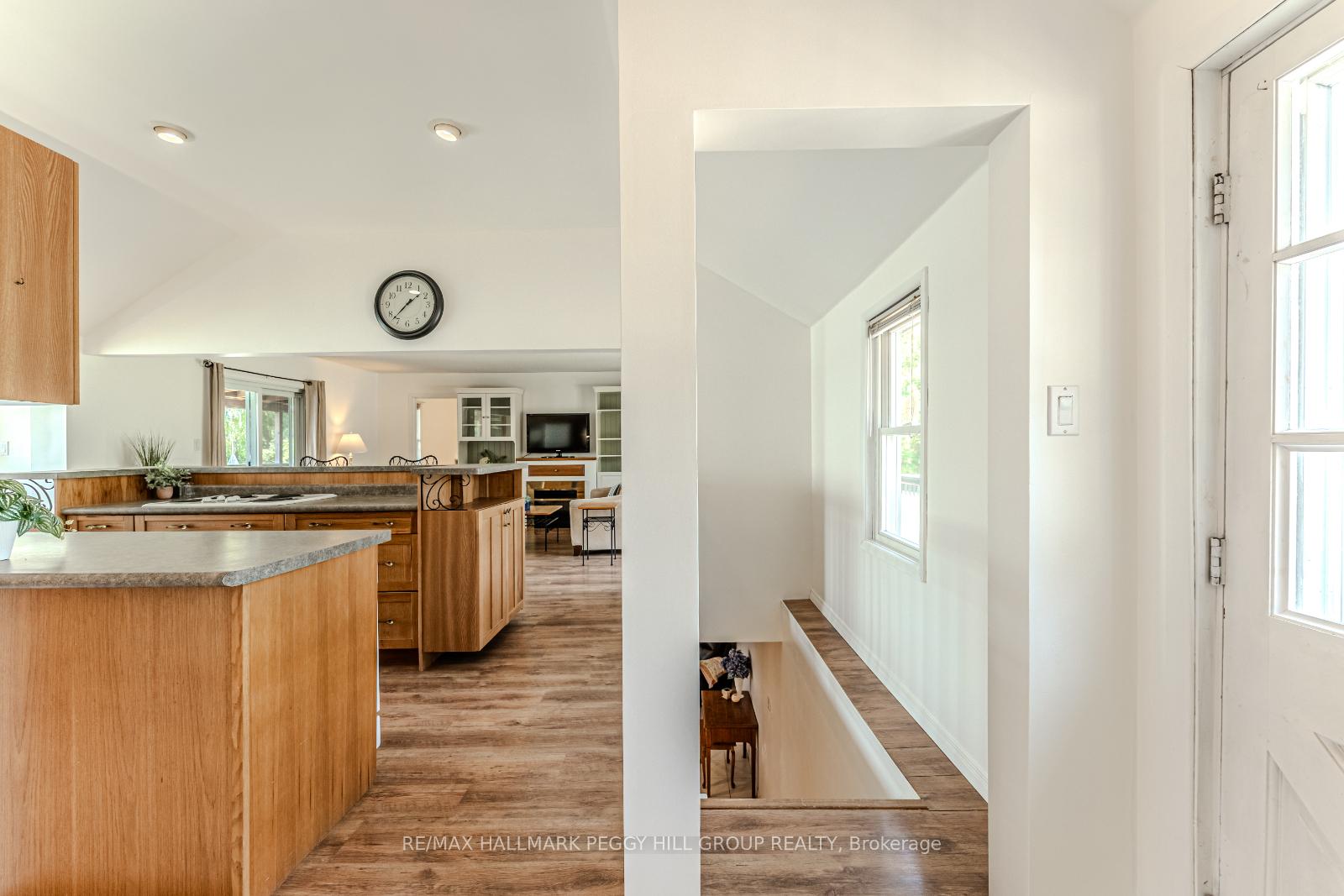 Photo 7 of 5580 Penetanguishene Road, Springwater, Rural Springwater — HOMEH