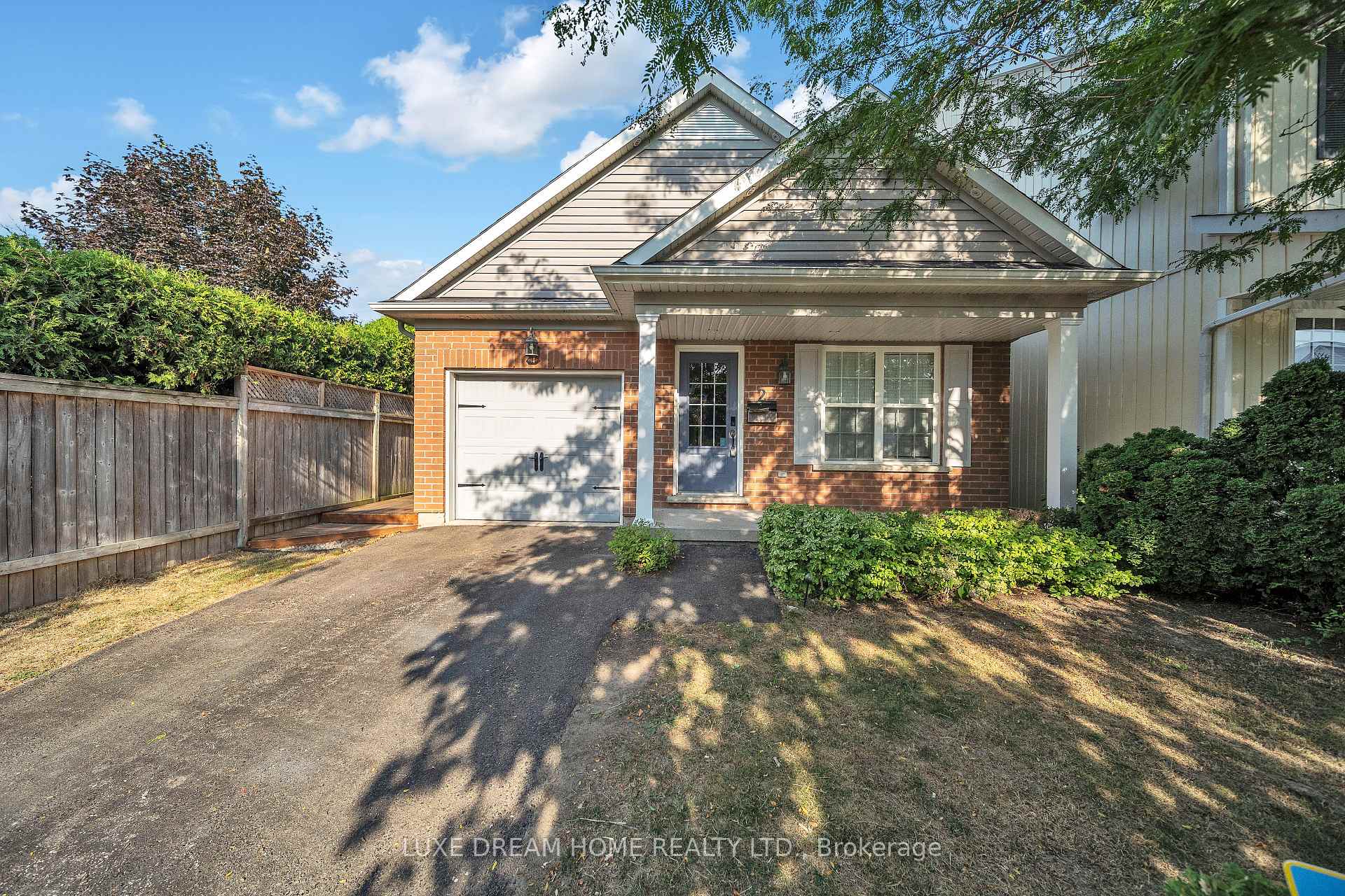 Photo 3 of 2 Chicory Crescent, St. Catharines, Haig — HOMEH