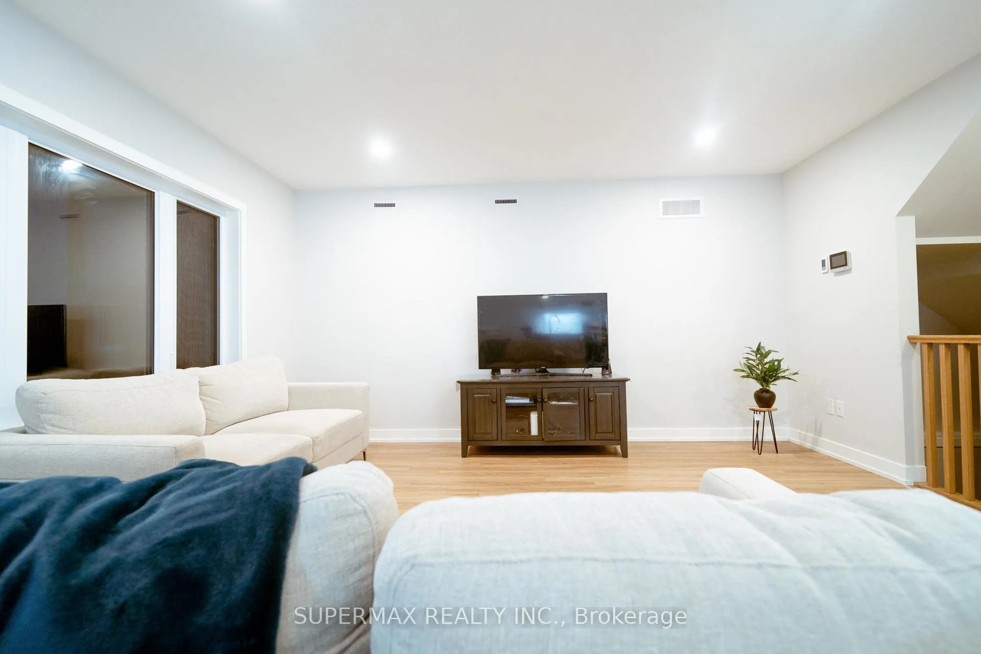 Photo 11 of 67 Empire Parkway, St. Thomas — HOMEH