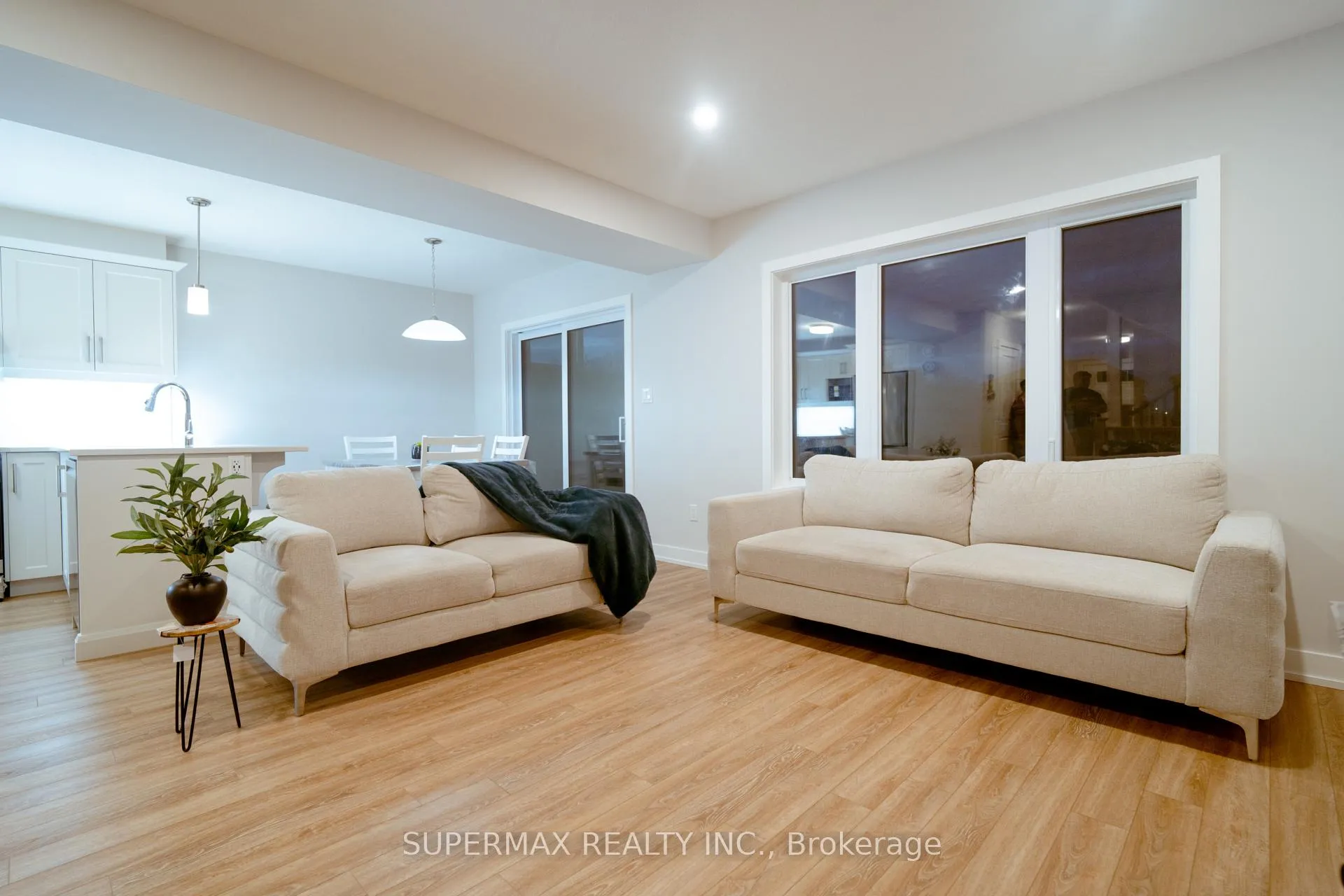 Photo 12 of 67 Empire Parkway, St. Thomas — HOMEH