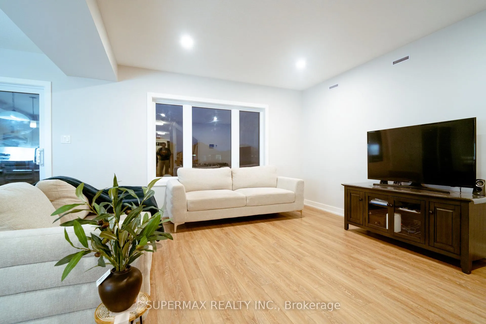 Photo 13 of 67 Empire Parkway, St. Thomas — HOMEH