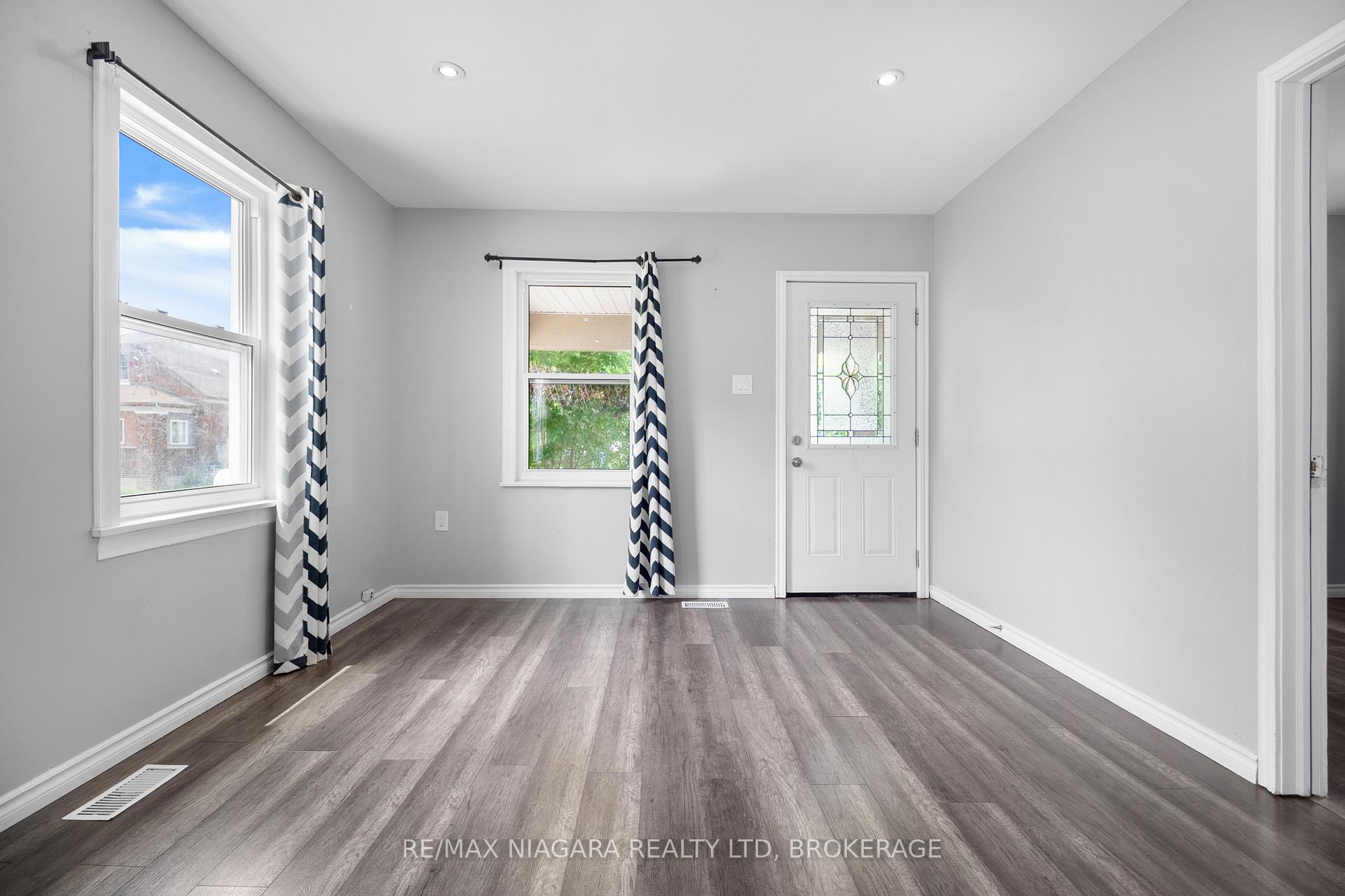 Photo 4 of Unit Main, 16 Ormonde Avenue, St. Catharines, Facer — HOMEH