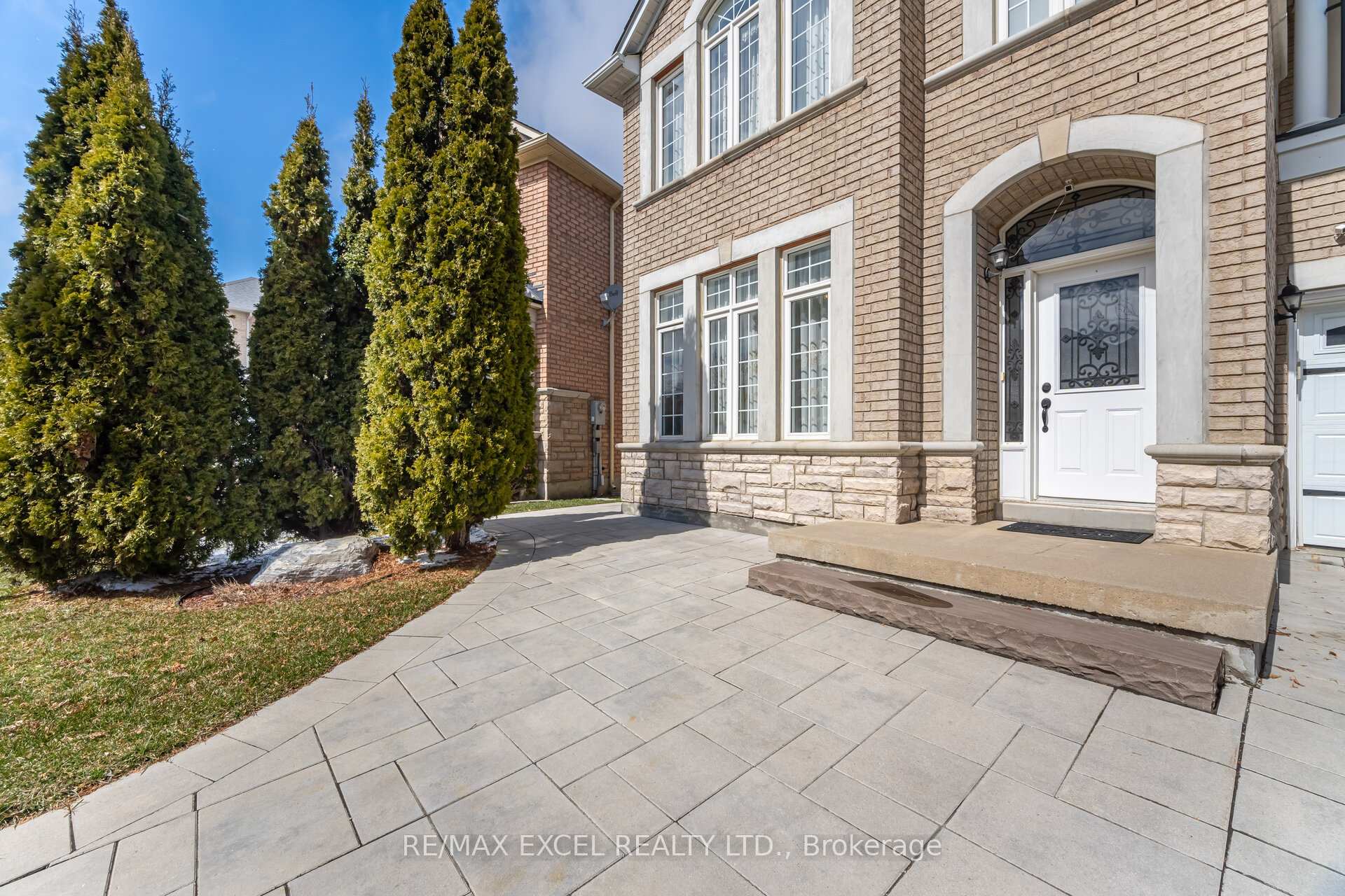 Photo 1 of 29 Brass Drive N, Richmond Hill, Jefferson — HOMEH