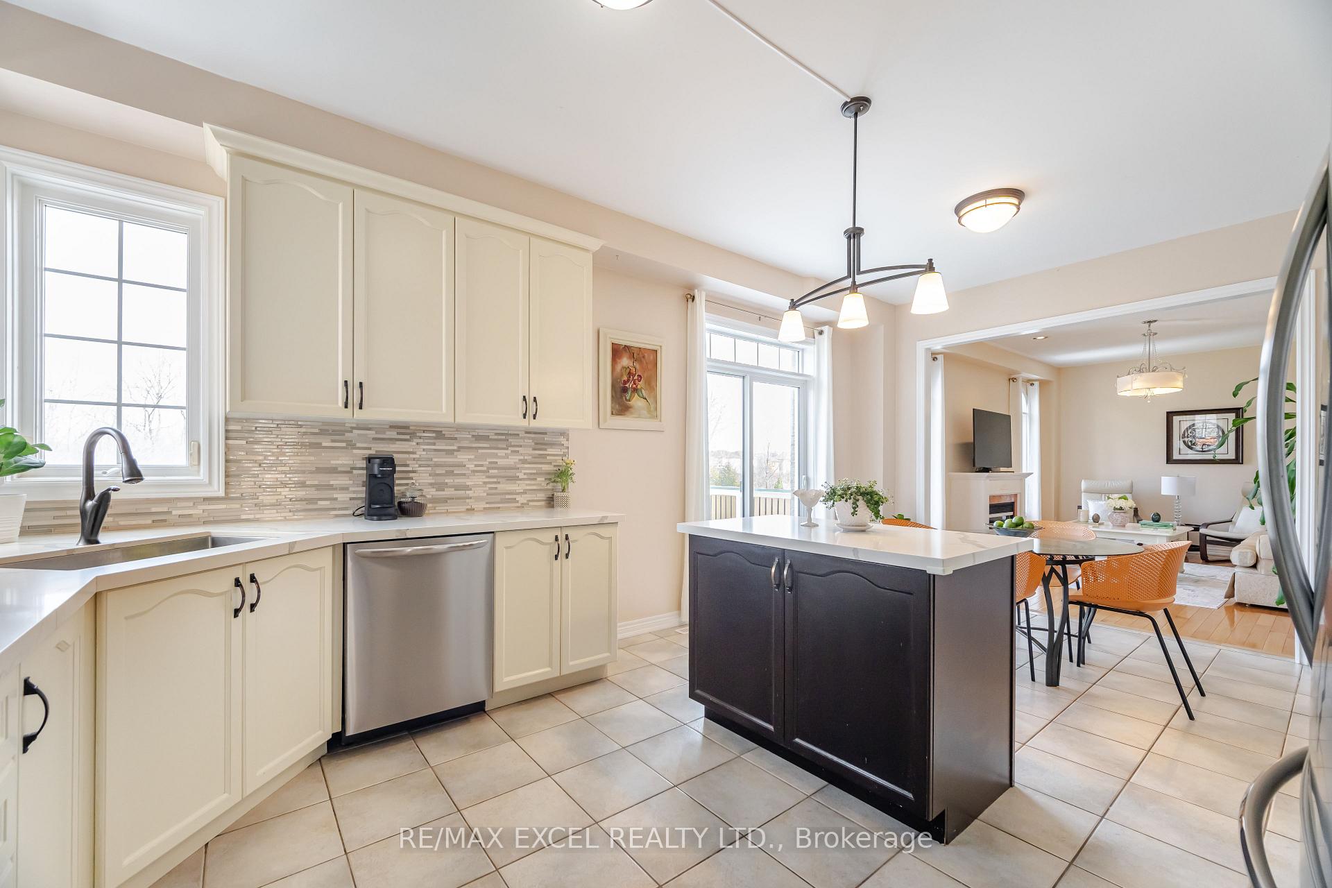 Photo 8 of 29 Brass Drive N, Richmond Hill, Jefferson — HOMEH