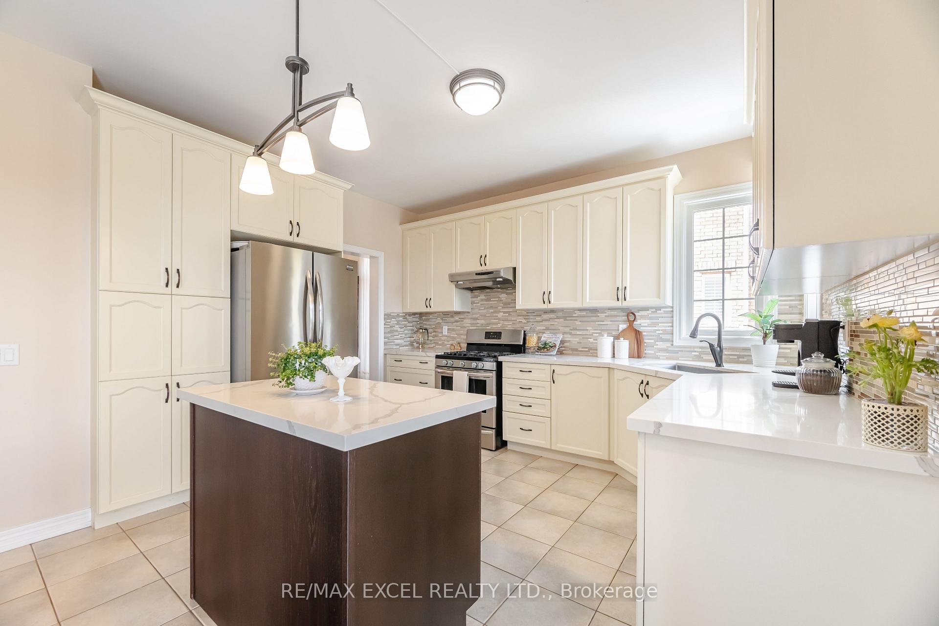 Photo 9 of 29 Brass Drive N, Richmond Hill, Jefferson — HOMEH
