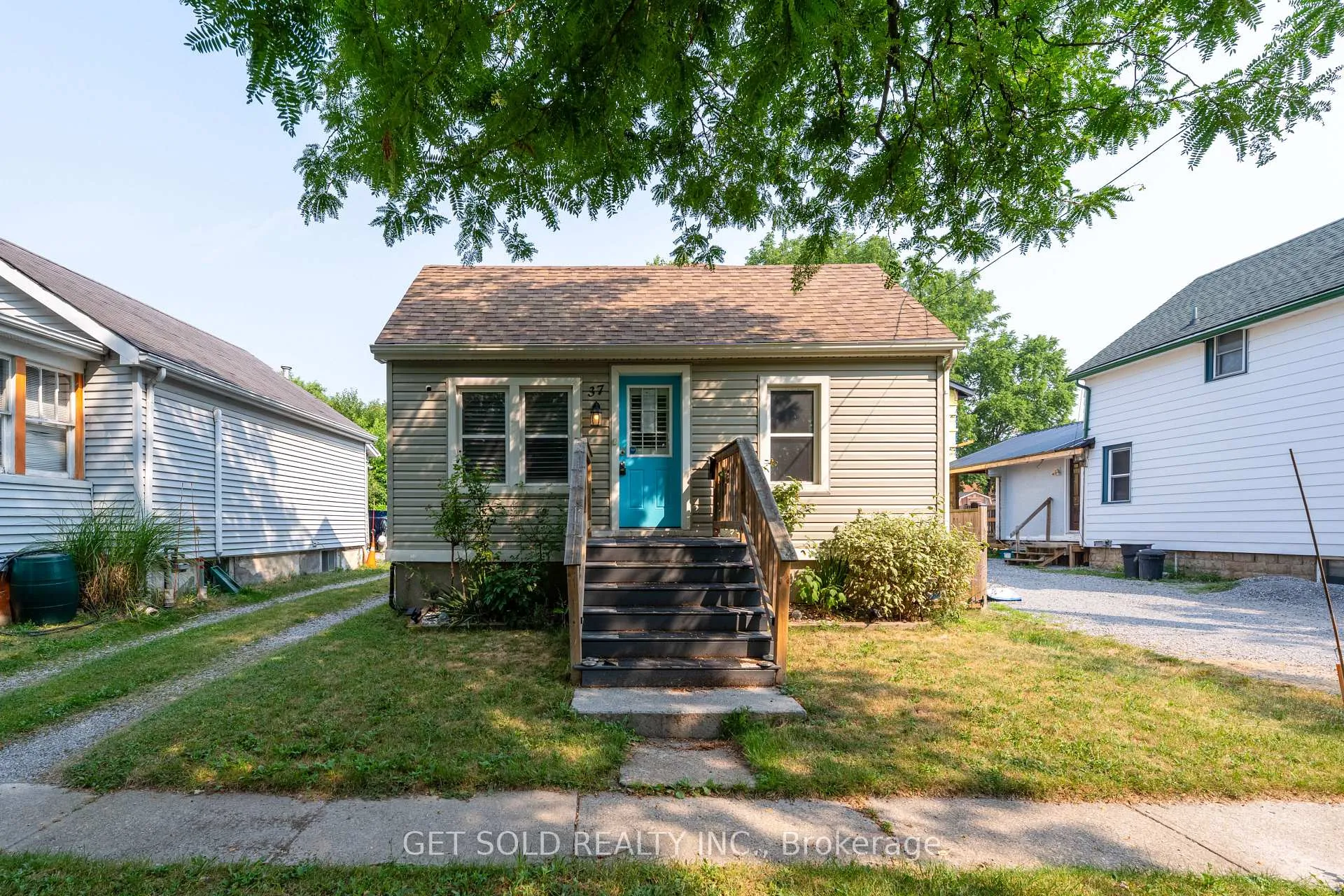 Front of 37 Maplecrest Avenue
