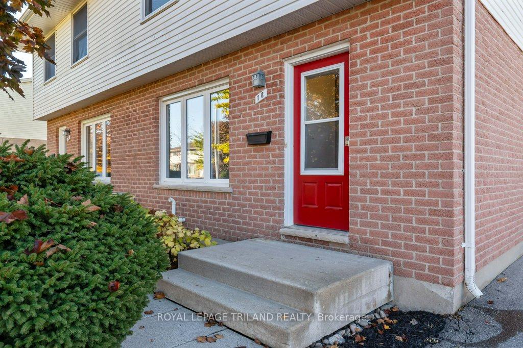 Photo 3 of 18 Vanier Place, St. Thomas — HOMEH