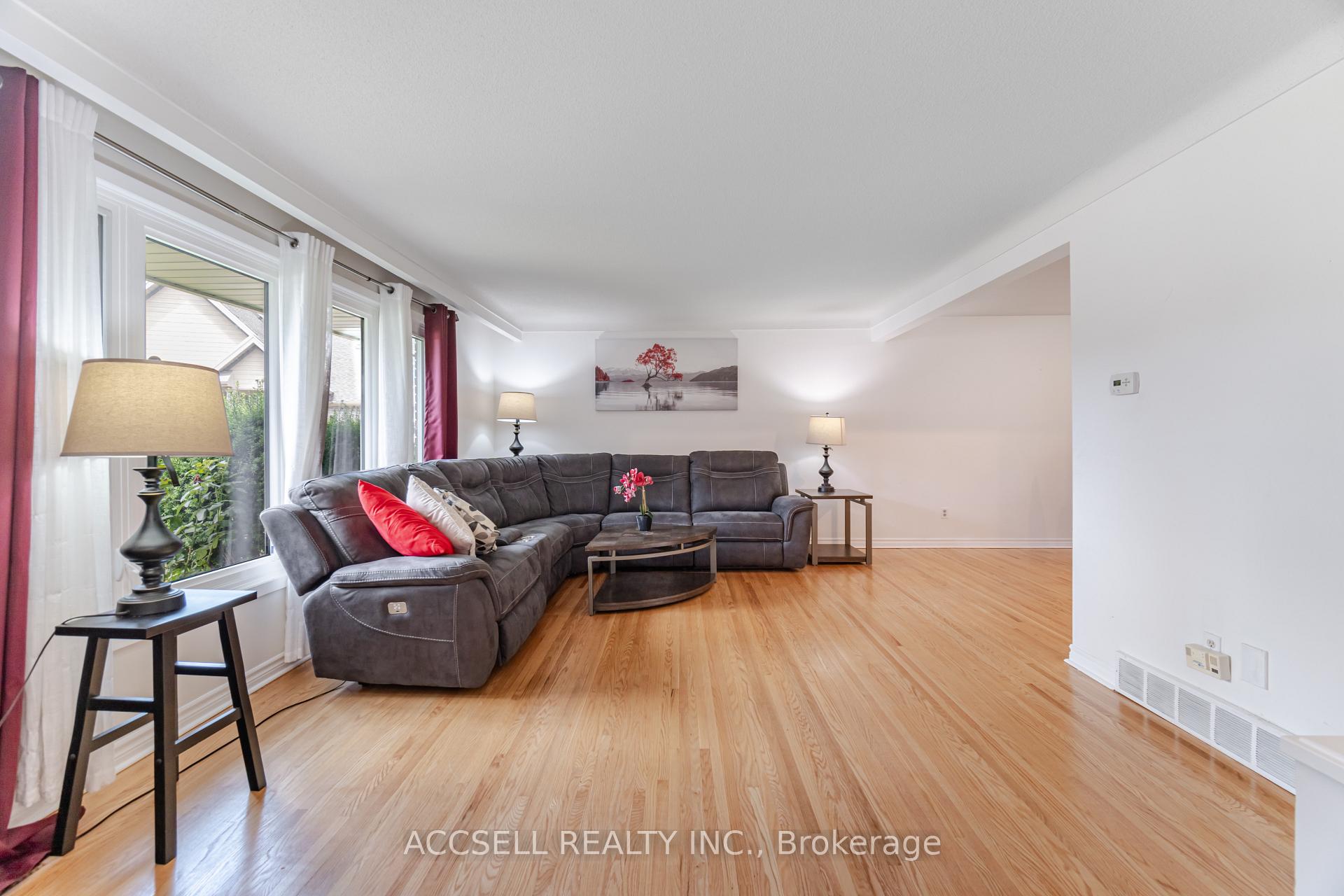 Photo 6 of 4 Tanner Circle, St. Catharines, Lakeshore — HOMEH