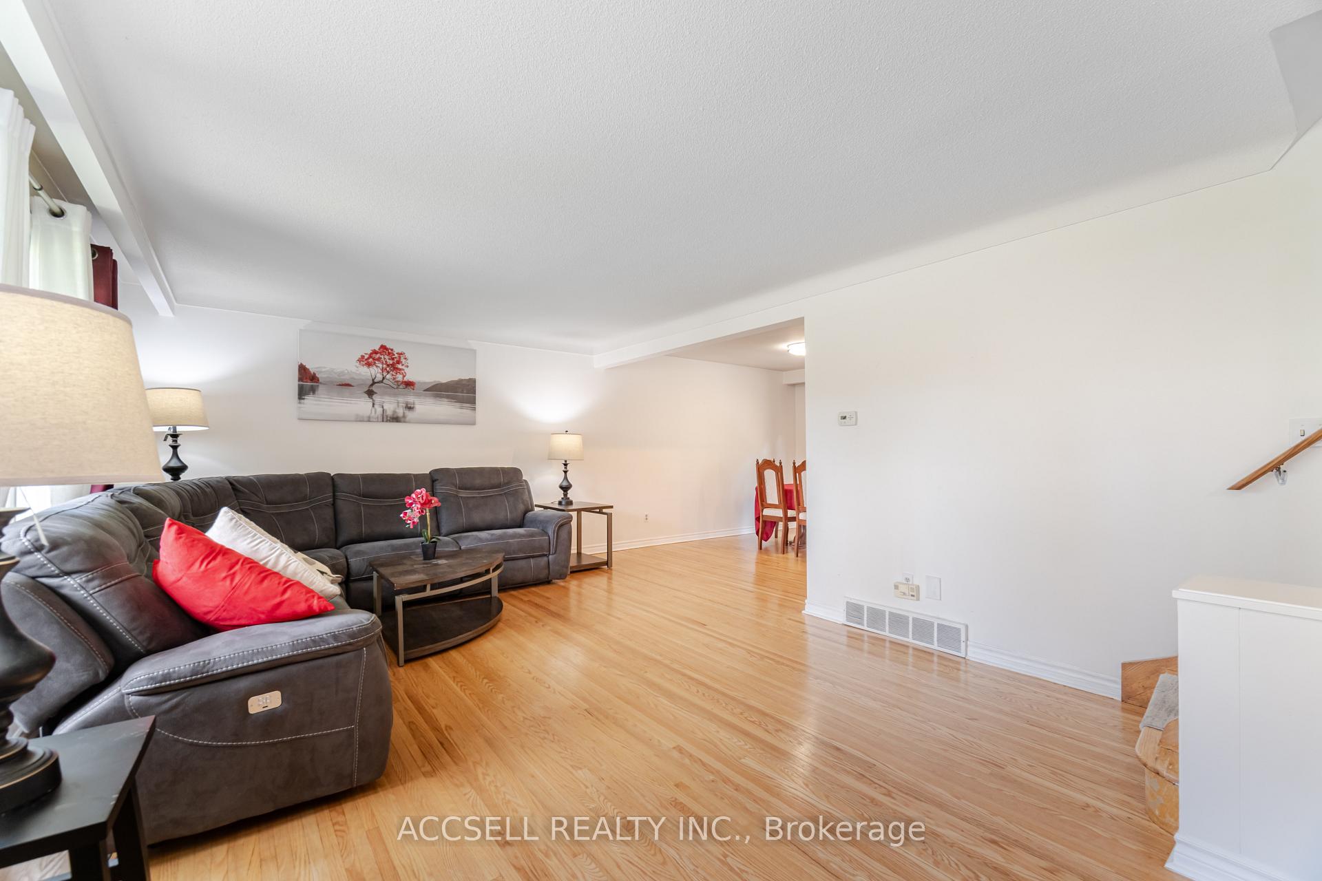 Photo 8 of 4 Tanner Circle, St. Catharines, Lakeshore — HOMEH