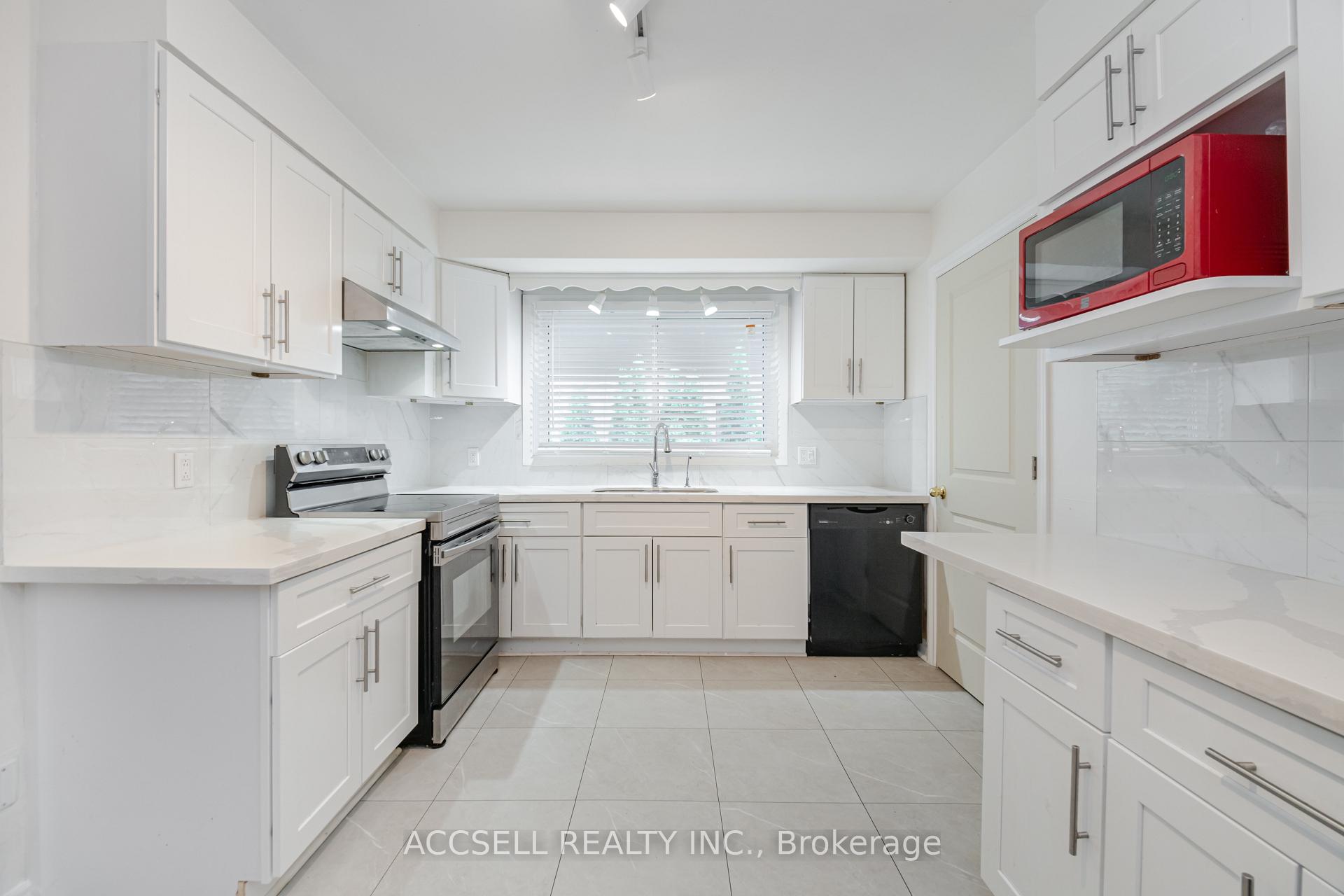 Photo 12 of 4 Tanner Circle, St. Catharines, Lakeshore — HOMEH